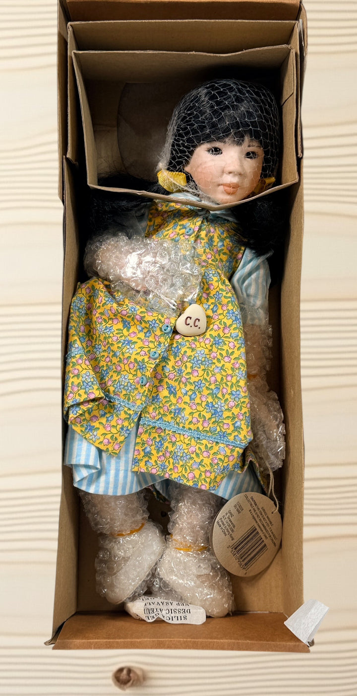 Ganz Cottage Collectibles Su Mae porcelain doll 1997 limited edition with box and certificate. Vintage decorative collectible doll in excellent condition.