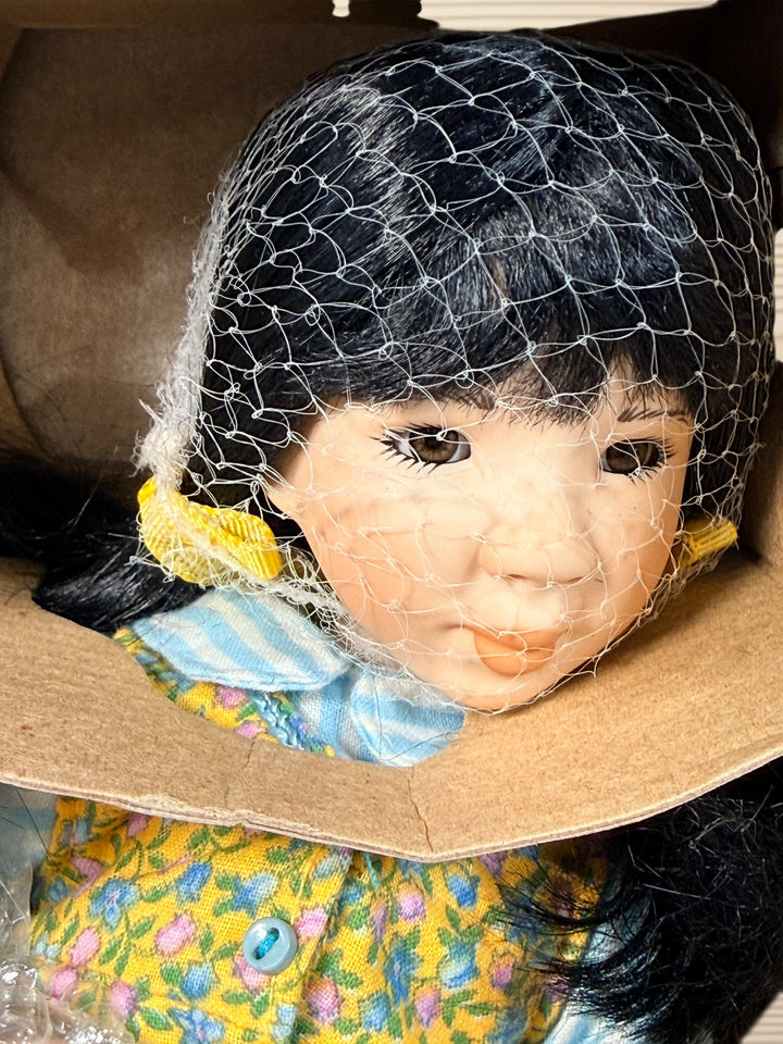 Ganz Cottage Collectibles Su Mae porcelain doll 1997 limited edition with box and certificate. Vintage decorative collectible doll in excellent condition.