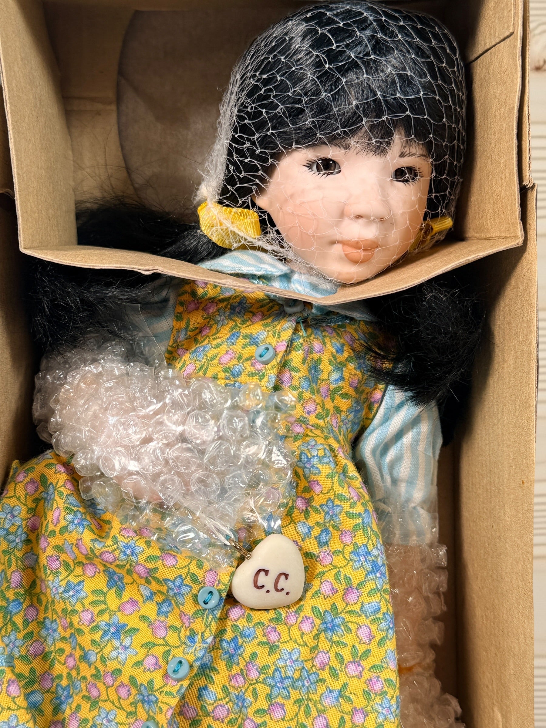 Ganz Cottage Collectibles Su Mae porcelain doll 1997 limited edition with box and certificate. Vintage decorative collectible doll in excellent condition.
