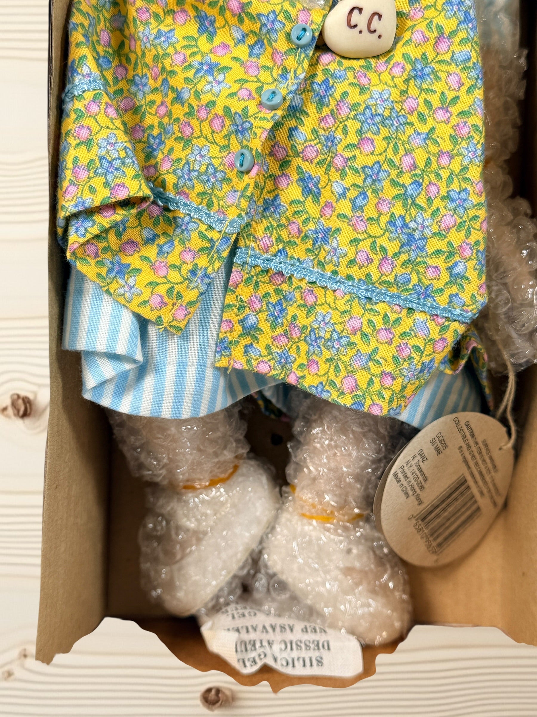 Ganz Cottage Collectibles Su Mae porcelain doll 1997 limited edition with box and certificate. Vintage decorative collectible doll in excellent condition.