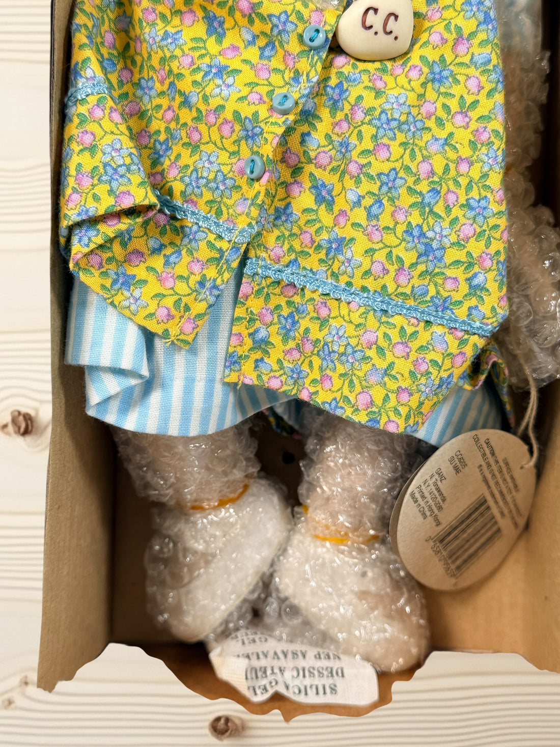 Ganz Cottage Collectibles Su Mae porcelain doll 1997 limited edition with box and certificate. Vintage decorative collectible doll in excellent condition.