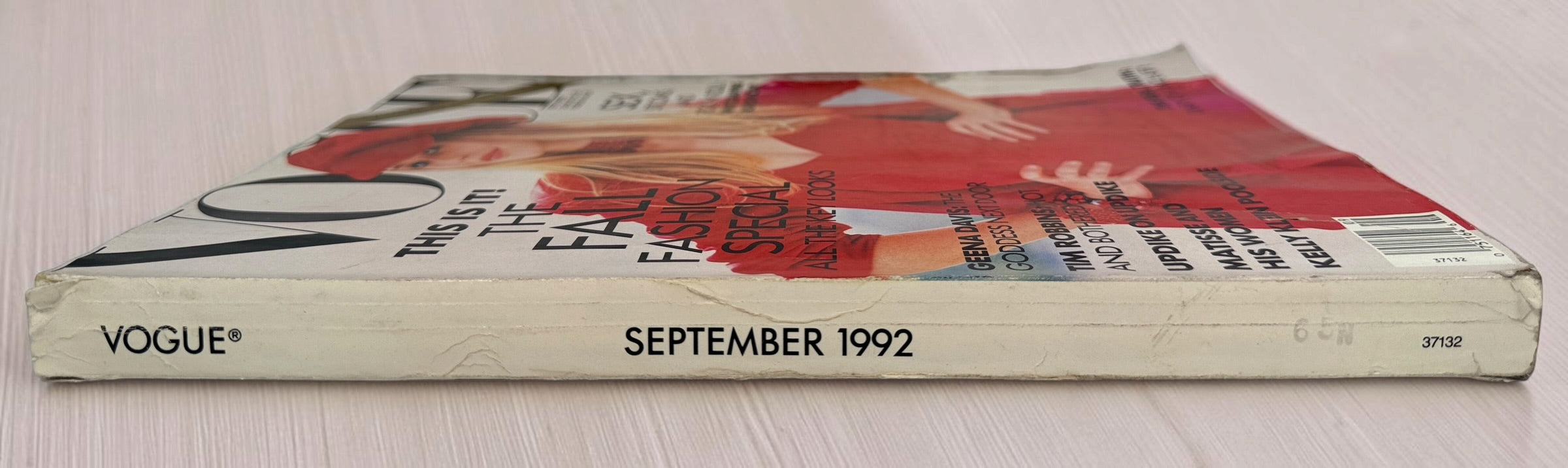Vintage Vogue September 1992 Claudia Schiffer Fall Fashion issue. Collectible 1990s fashion magazine with designer photography and period advertising.