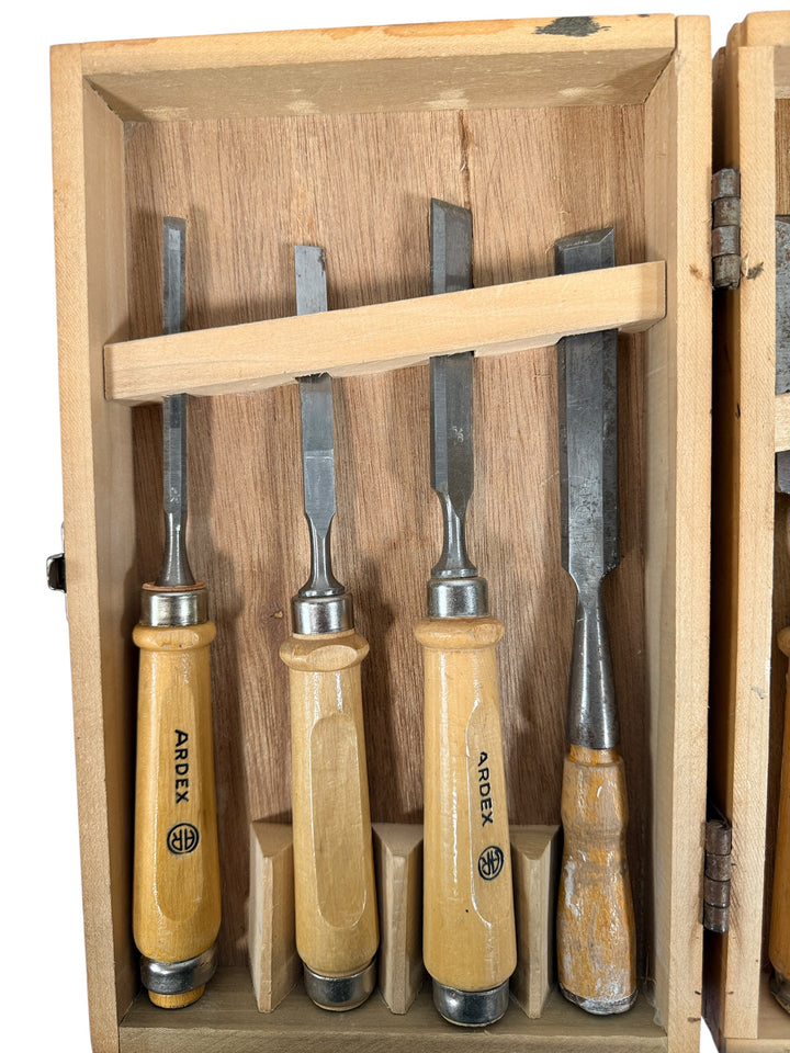 Vintage ARDEX wood chisel set with original box. Quality woodworking tools, durable steel blades and hardwood handles. Ideal for collectors or workshop use.