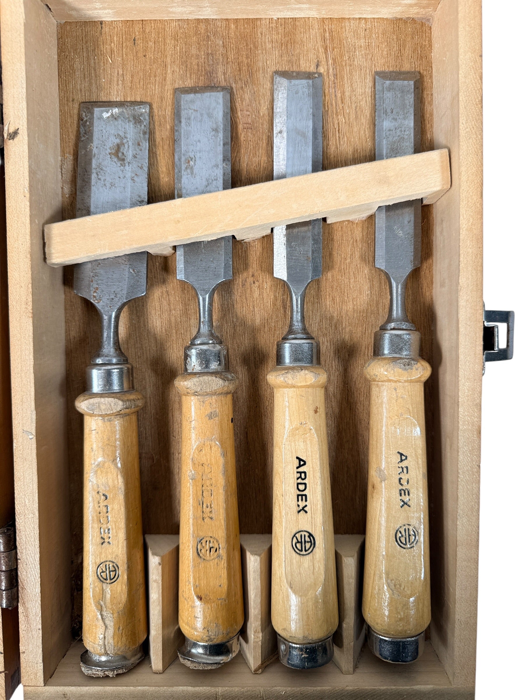 Vintage ARDEX wood chisel set with original box. Quality woodworking tools, durable steel blades and hardwood handles. Ideal for collectors or workshop use.