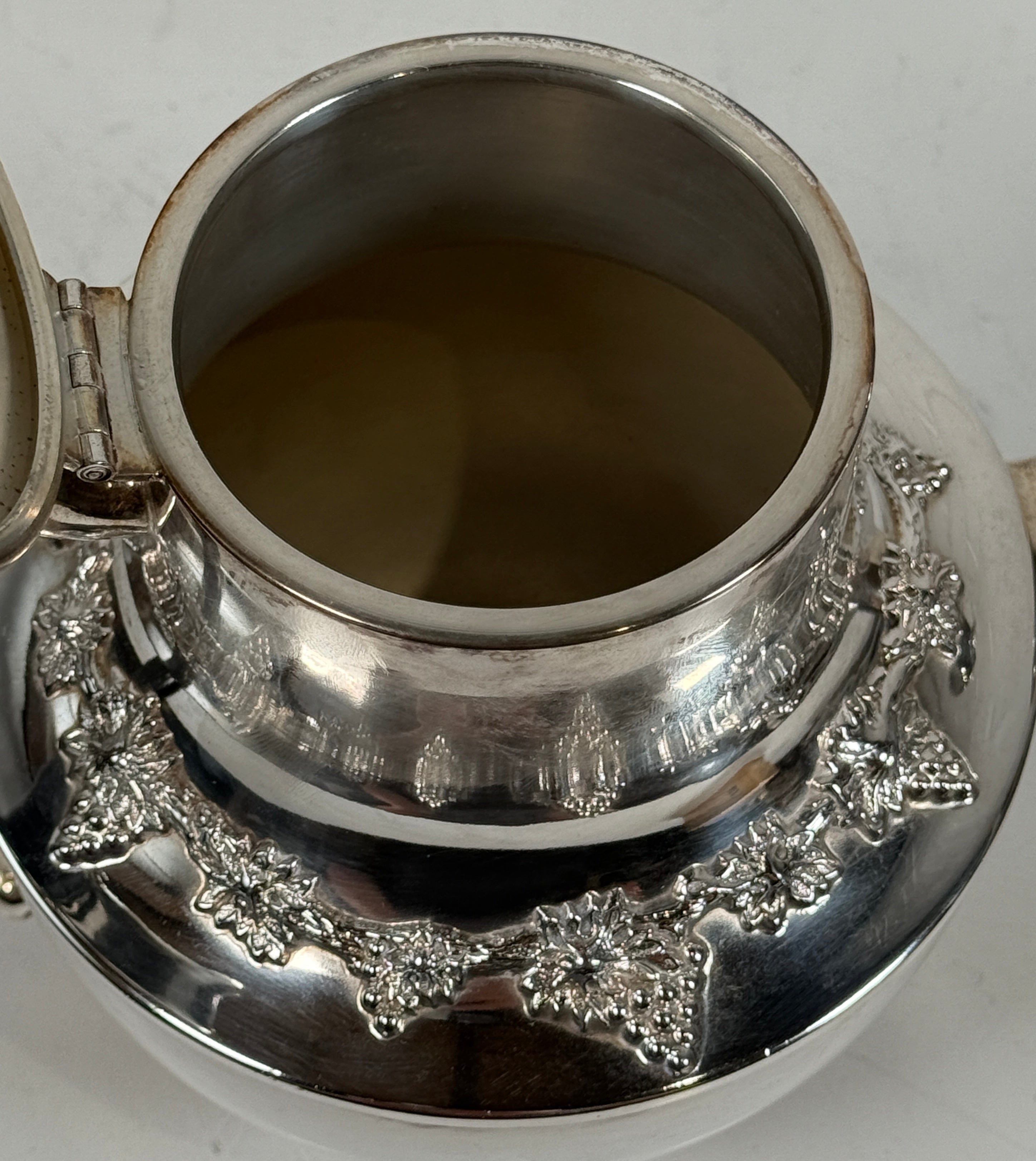 Vintage Wm. A. Rogers Silverplate Teapot – Model 6133 – Old English Reproduction