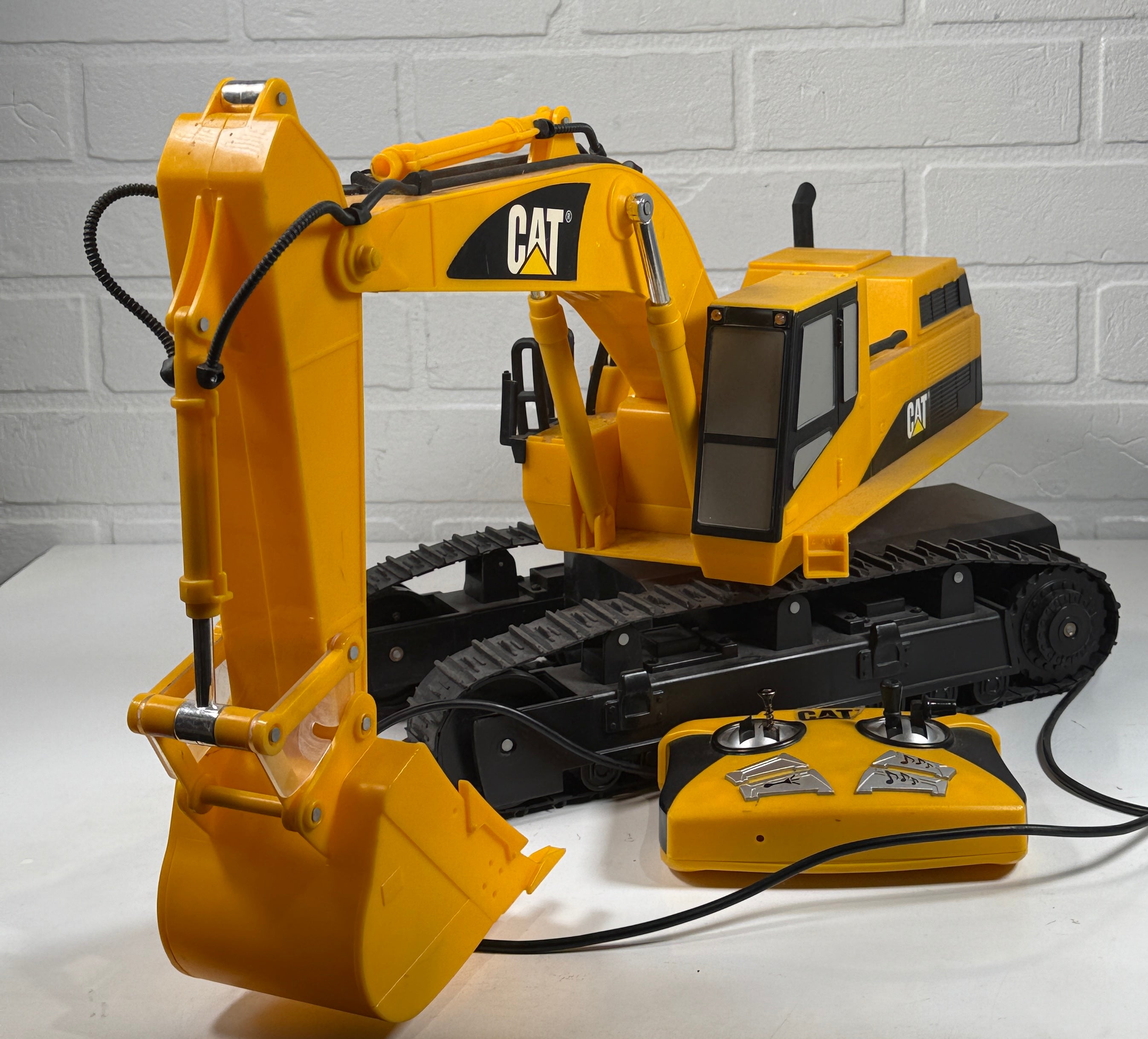 Excavatrice télécommandée CAT – Entièrement fonctionnelle – Contrôleur filaire – Testée – Action de ramassage réaliste
