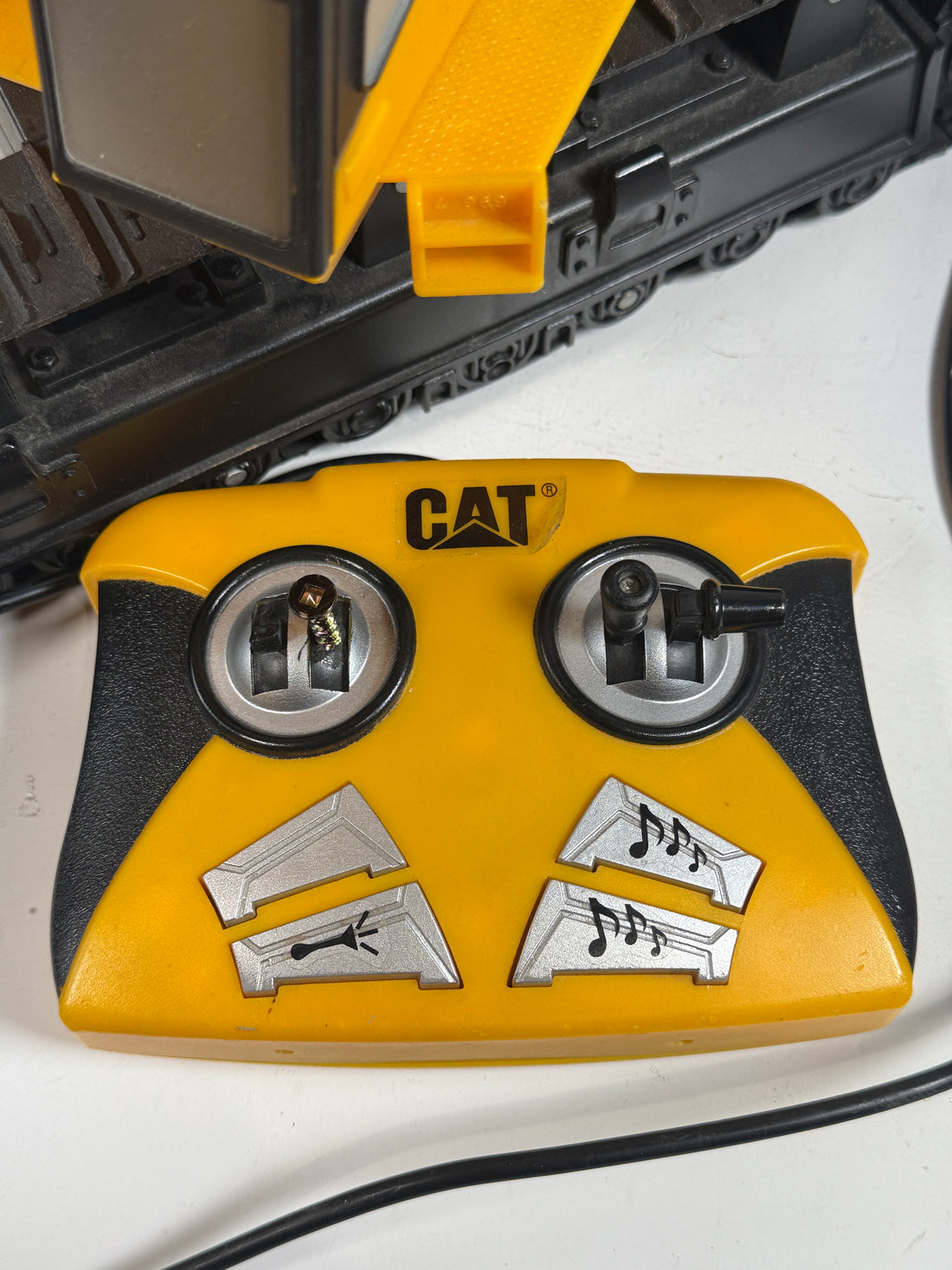 Excavatrice télécommandée CAT – Entièrement fonctionnelle – Contrôleur filaire – Testée – Action de ramassage réaliste