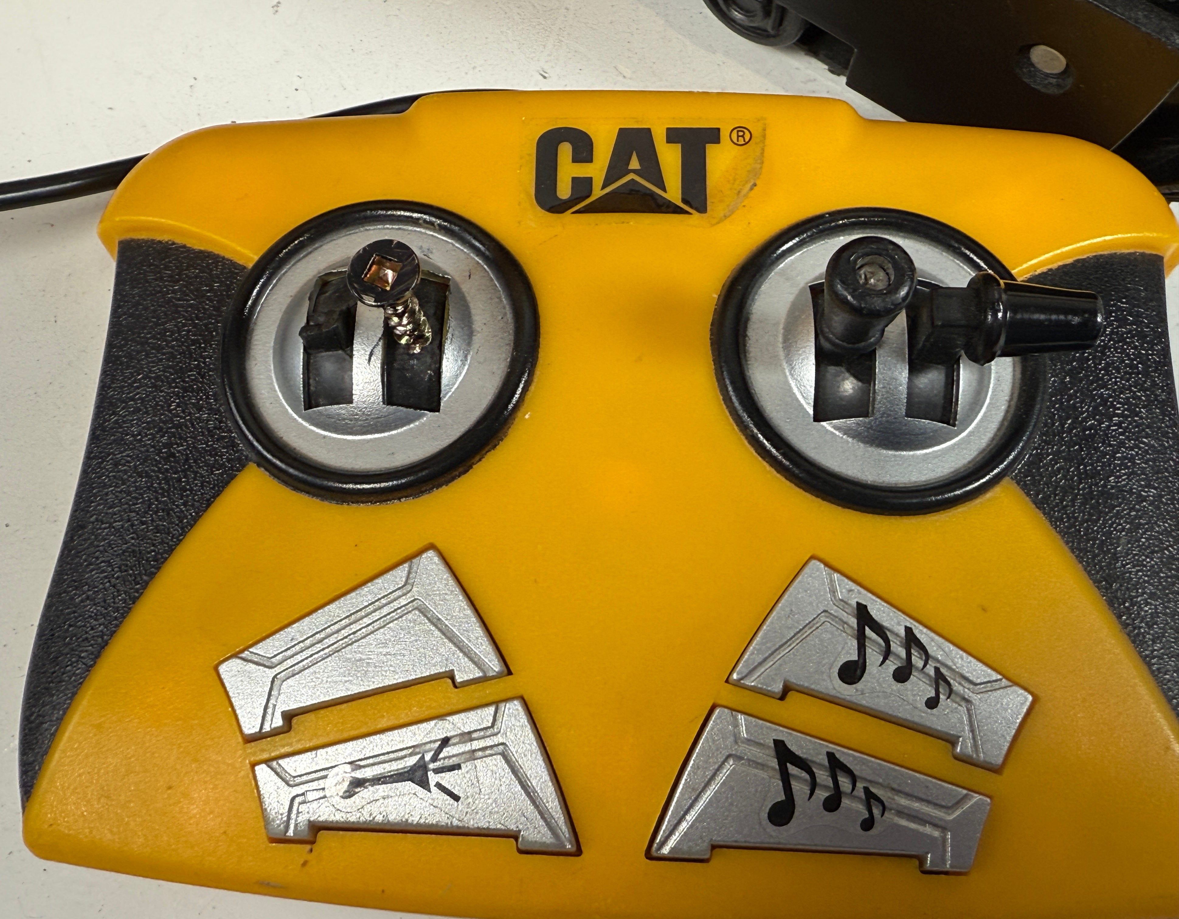 Excavatrice télécommandée CAT – Entièrement fonctionnelle – Contrôleur filaire – Testée – Action de ramassage réaliste