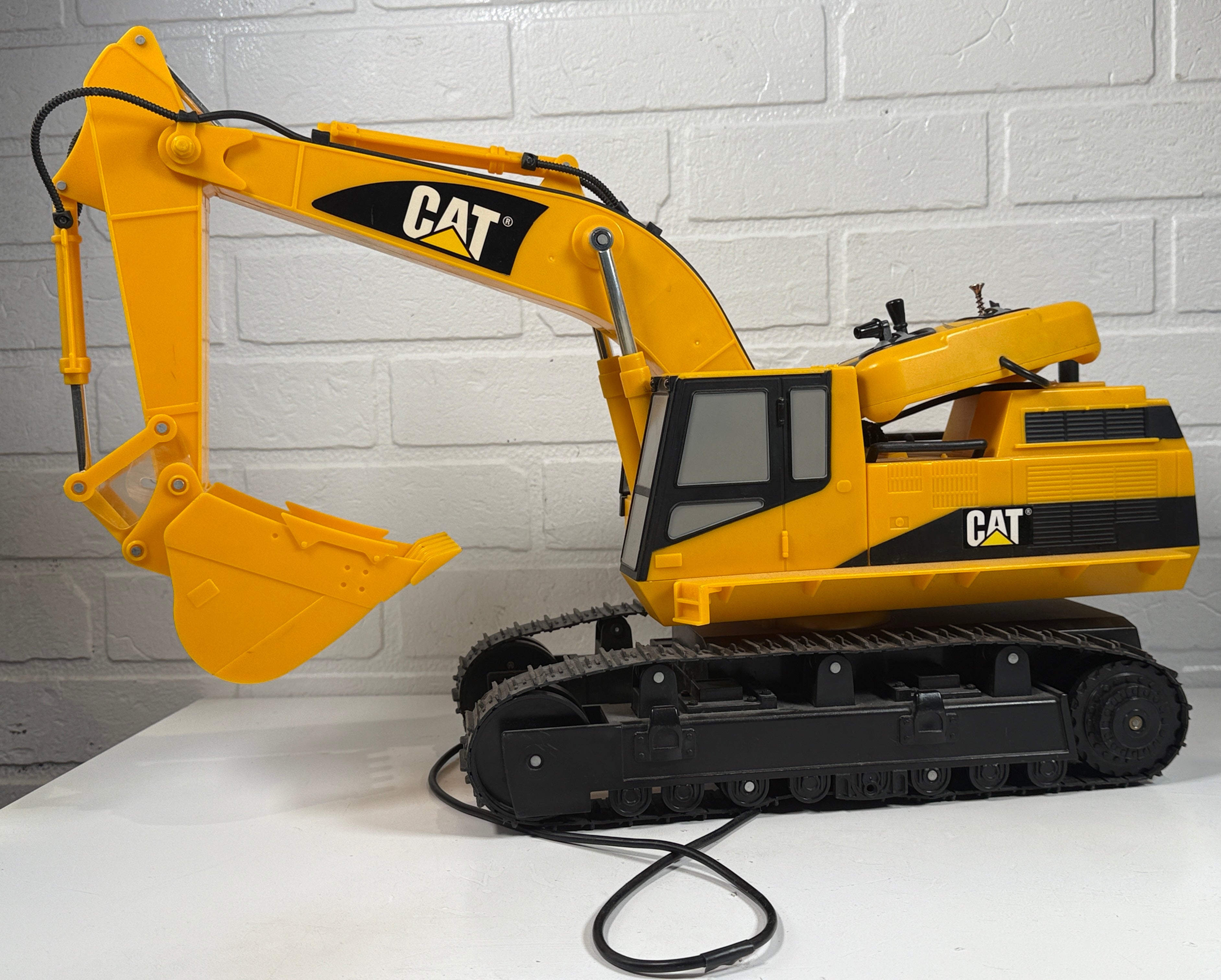 Excavatrice télécommandée CAT – Entièrement fonctionnelle – Contrôleur filaire – Testée – Action de ramassage réaliste