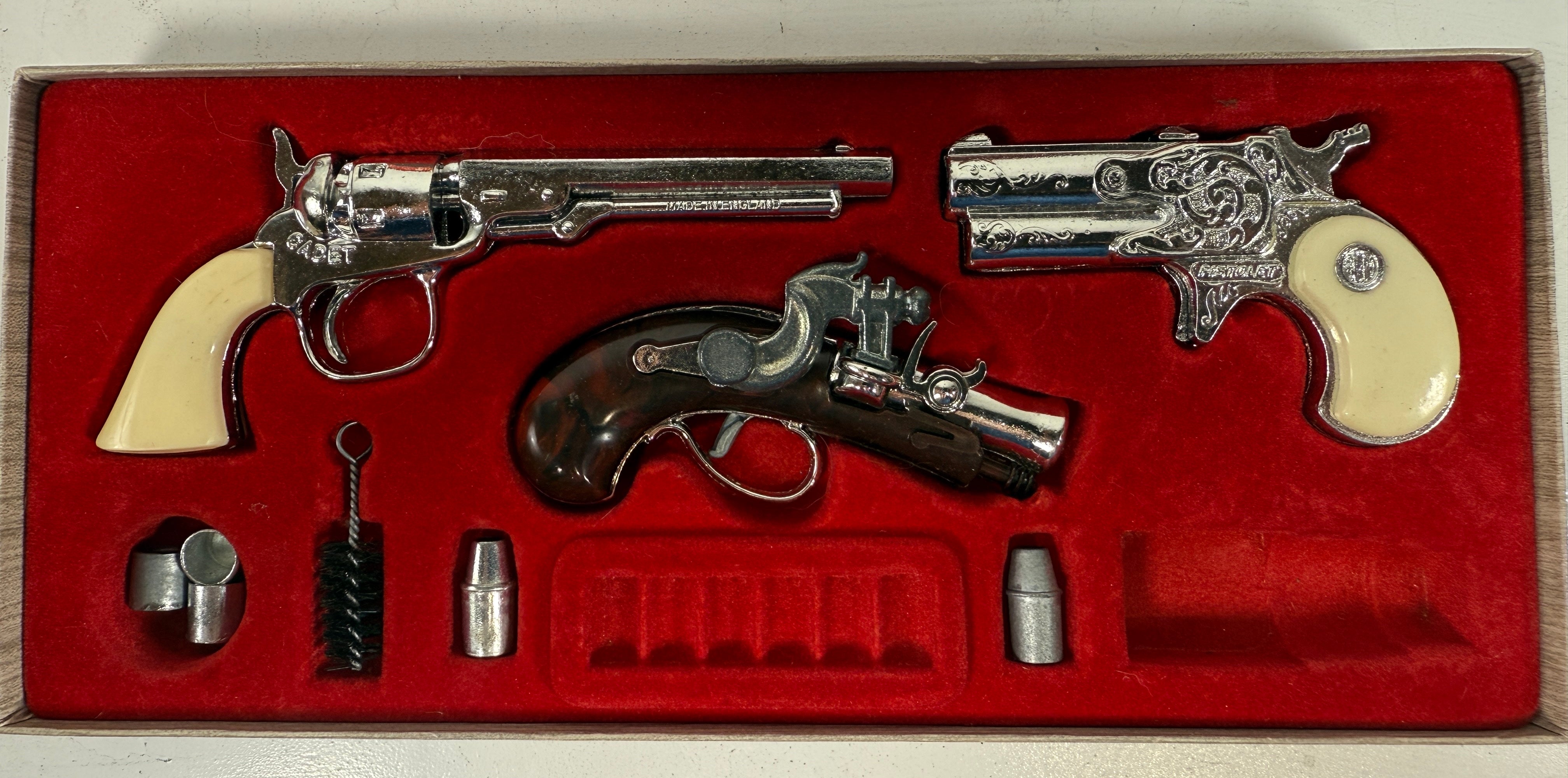 Coffret d'armes à feu miniatures BCM « Outlaw » vintage – Fabriqué en Angleterre – 3 pistolets – Accessoires partiels