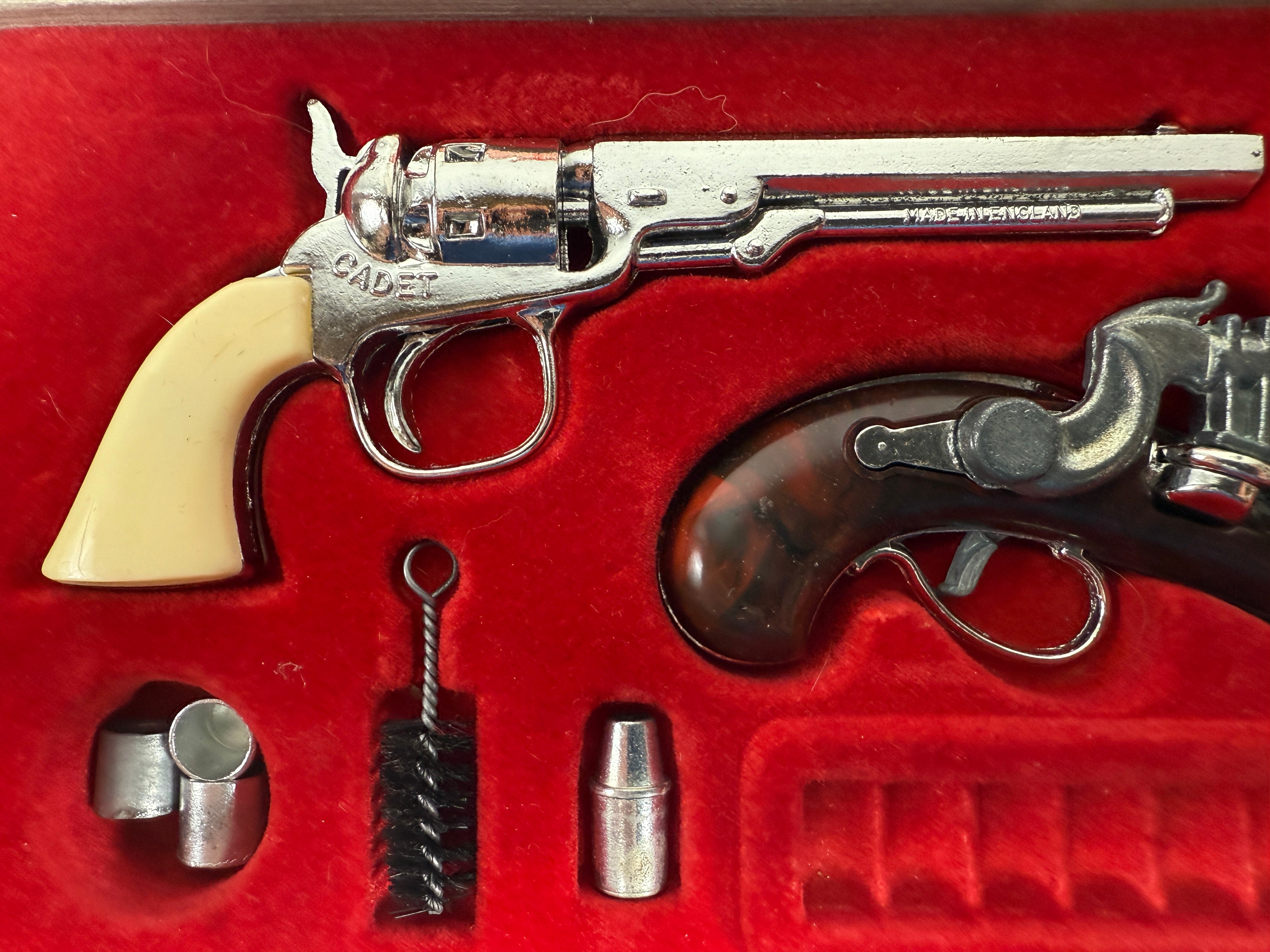 Coffret d'armes à feu miniatures BCM « Outlaw » vintage – Fabriqué en Angleterre – 3 pistolets – Accessoires partiels