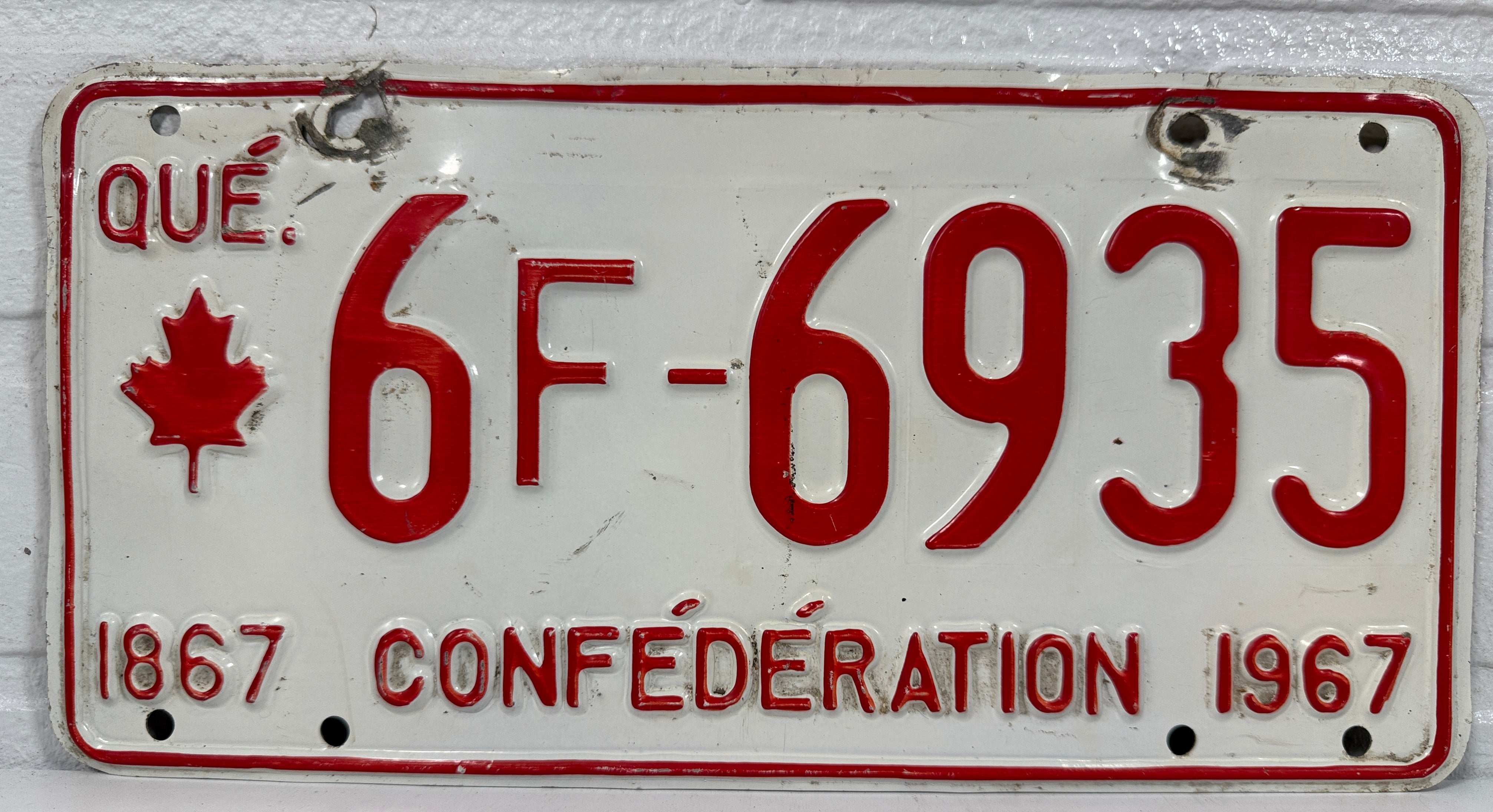 Plaque d'immatriculation du Québec 1967 – Motif feuille d'érable du centenaire