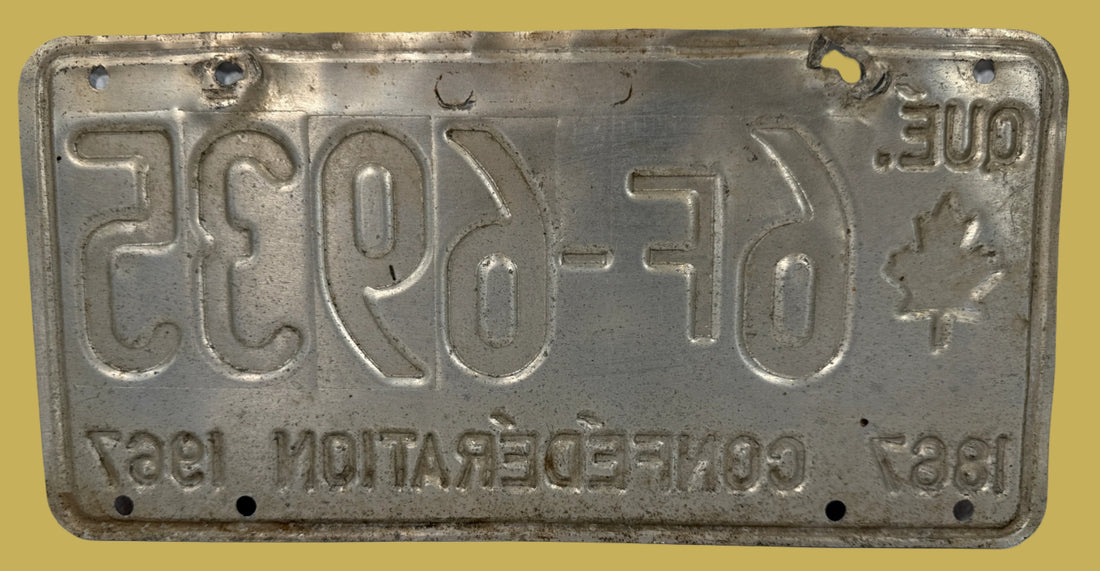 Plaque d'immatriculation du Québec 1967 – Motif feuille d'érable du centenaire