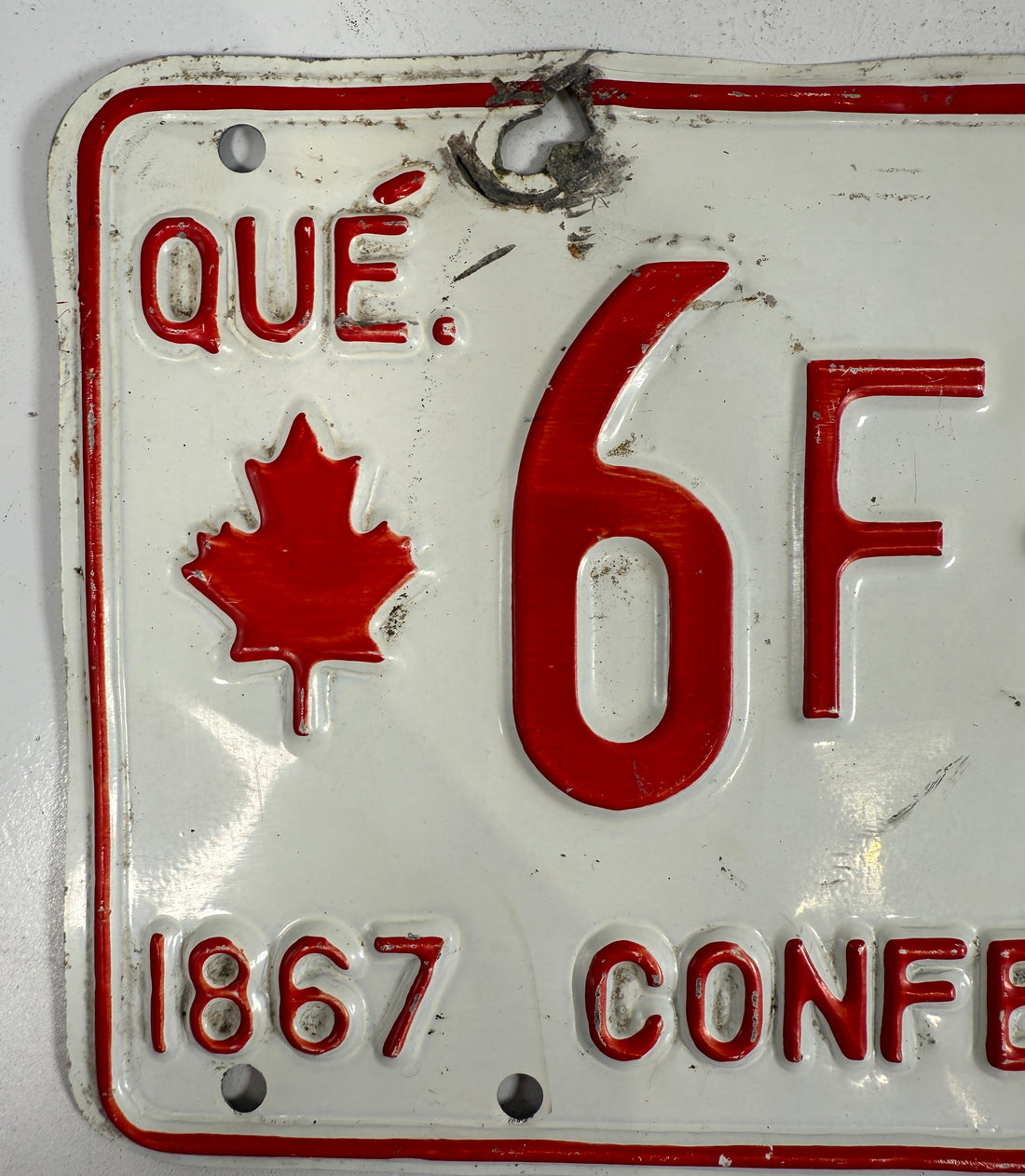 Plaque d'immatriculation du Québec 1967 – Motif feuille d'érable du centenaire