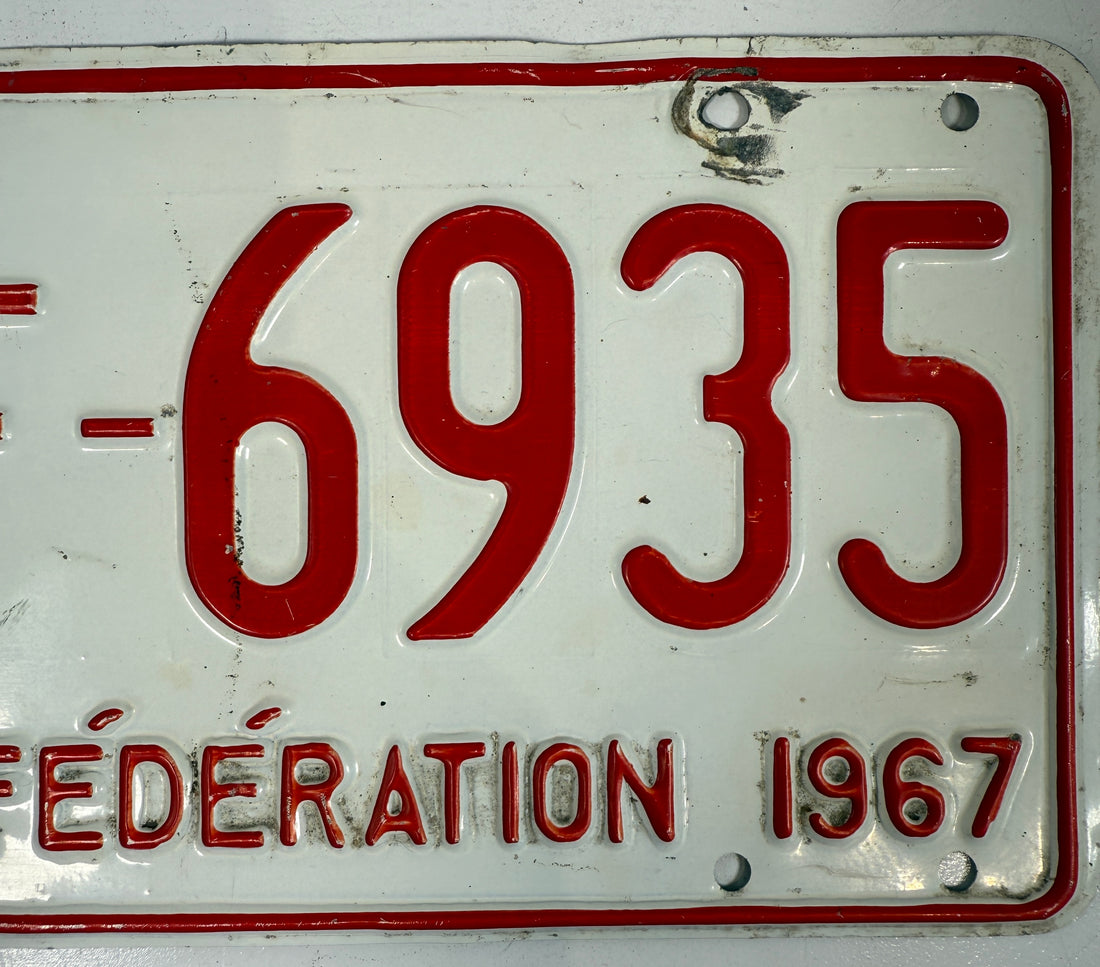 Plaque d'immatriculation du Québec 1967 – Motif feuille d'érable du centenaire