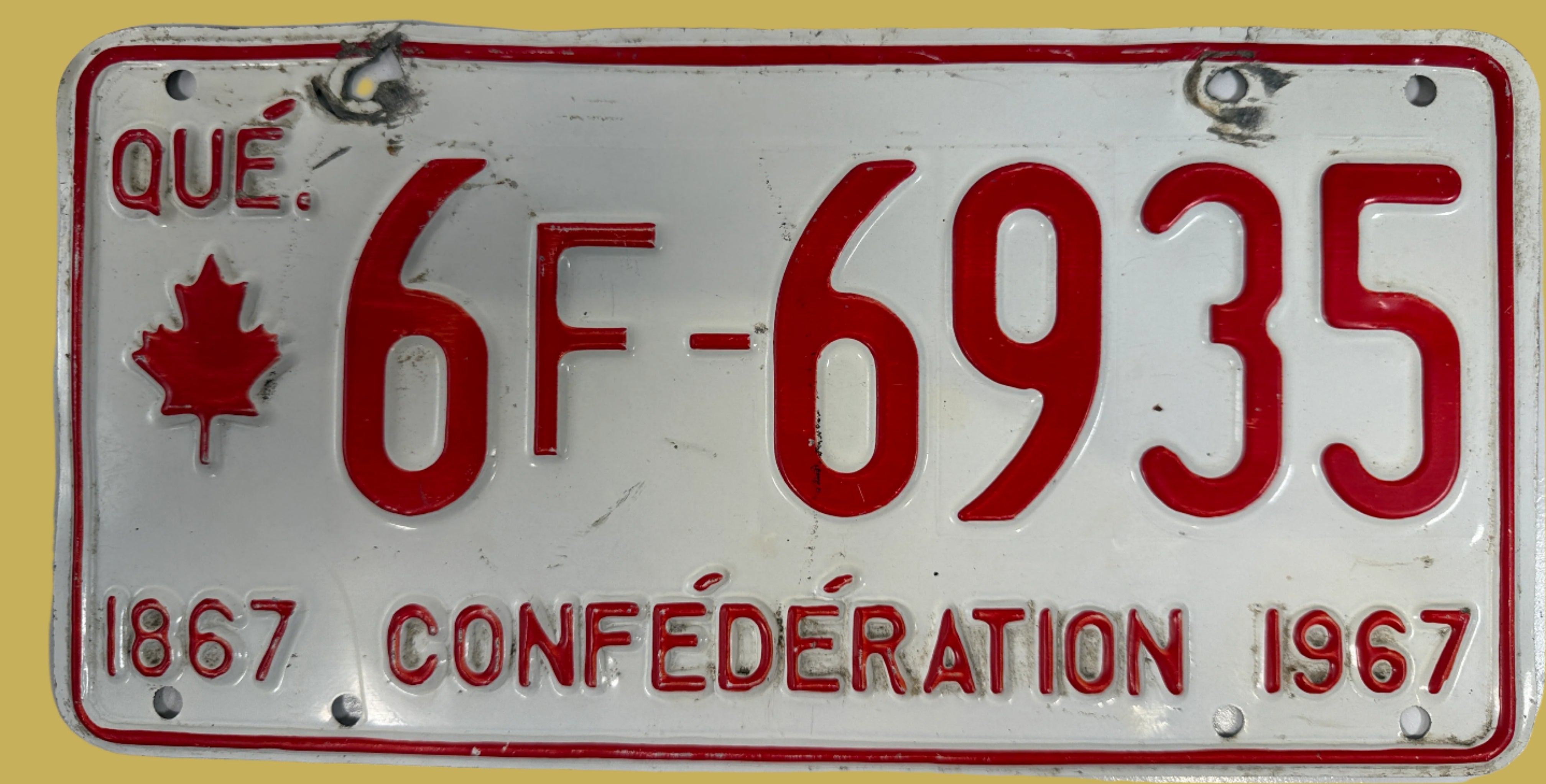 Plaque d'immatriculation du Québec 1967 – Motif feuille d'érable du centenaire