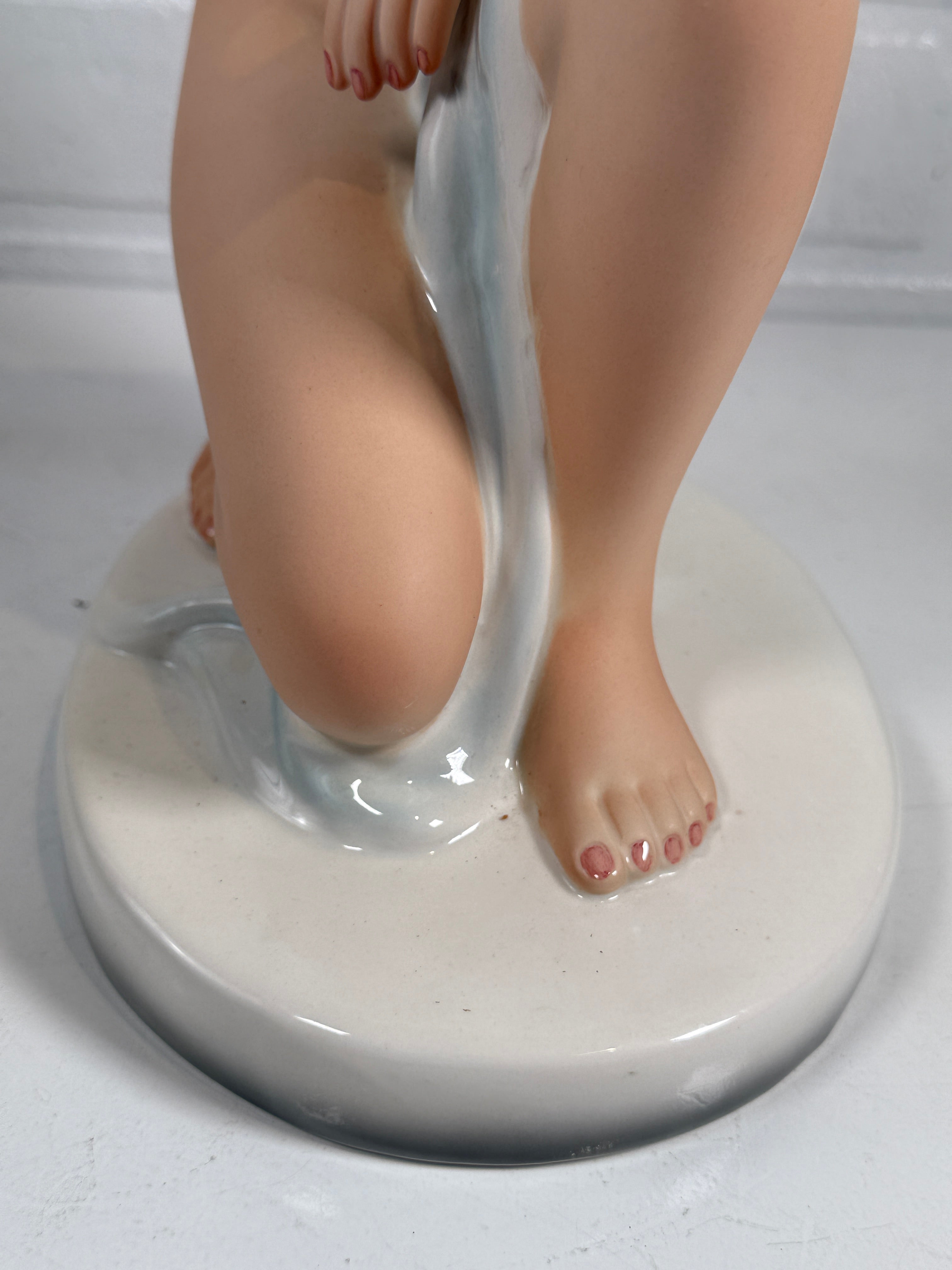 Figurine vintage en porcelaine italienne – Femme nue avec colombe – Datée 1961 Bassano – Style Capodimonte