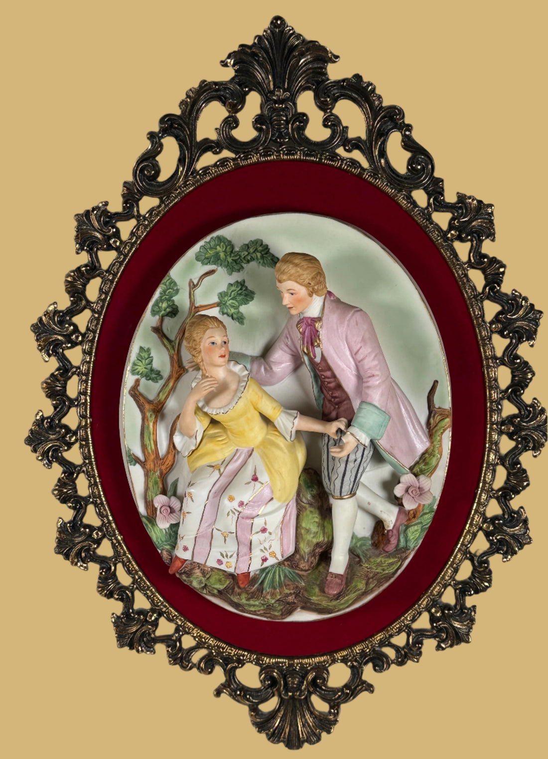 Vintage Capodimonte-Style Porcelain Wall Plaque – Rococo Couple in Ornate Gilt Oval Frame (Minor Flaw)