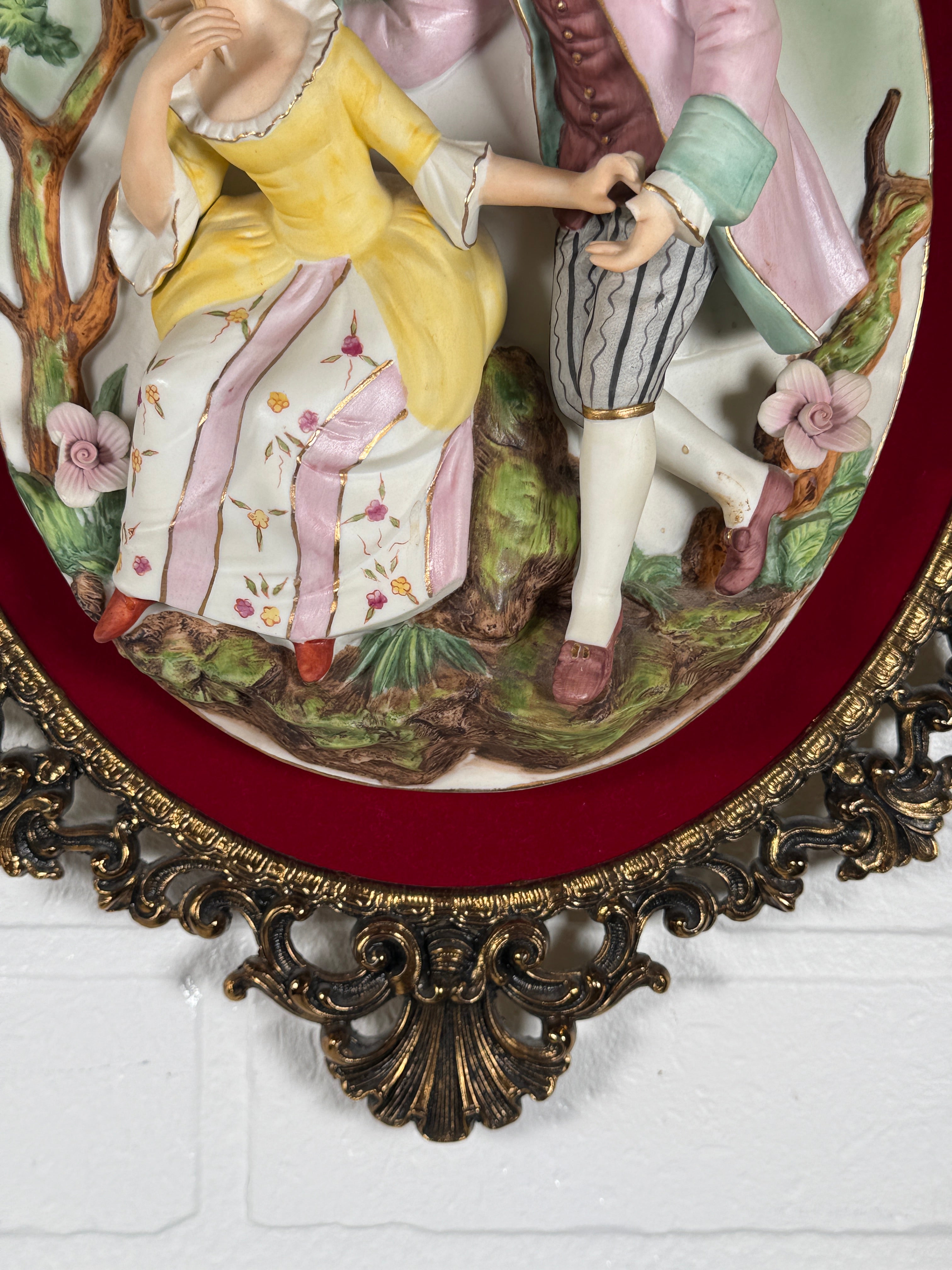 Vintage Capodimonte-Style Porcelain Wall Plaque – Rococo Couple in Ornate Gilt Oval Frame (Minor Flaw)