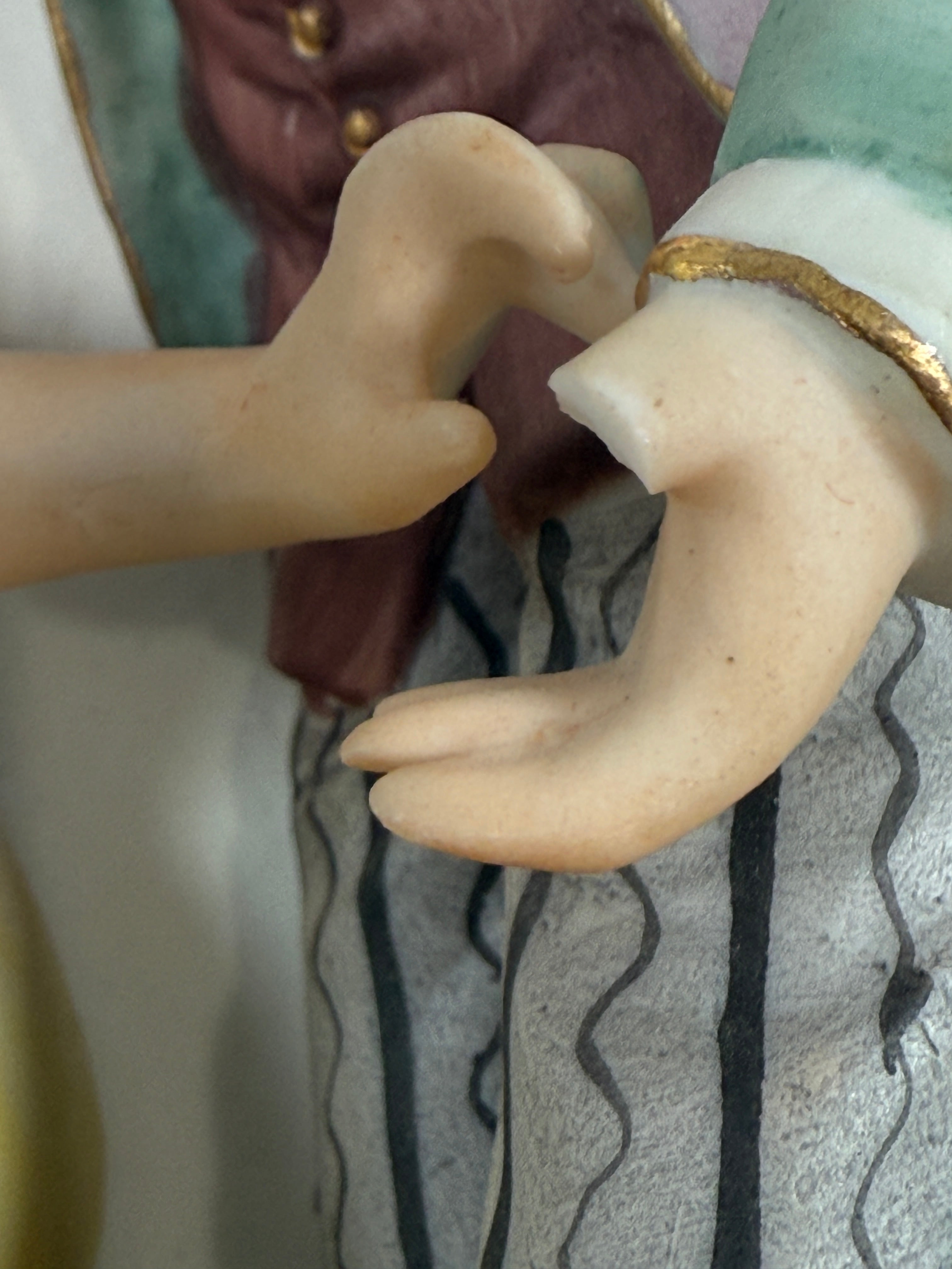 Vintage Capodimonte-Style Porcelain Wall Plaque – Rococo Couple in Ornate Gilt Oval Frame (Minor Flaw)
