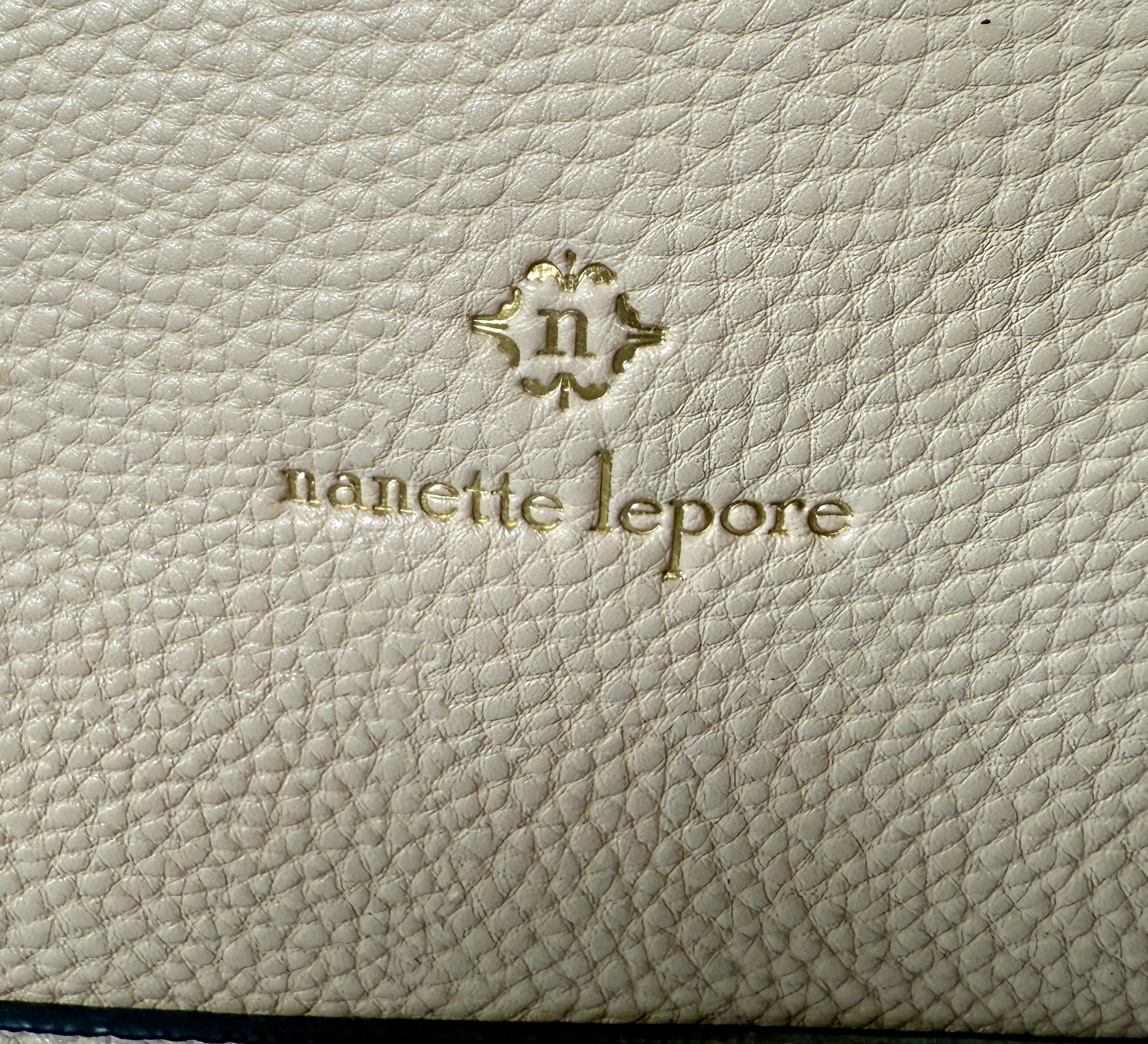 Sac à main en similicuir rose Nanette Lepore – Fermeture à boucle dorée