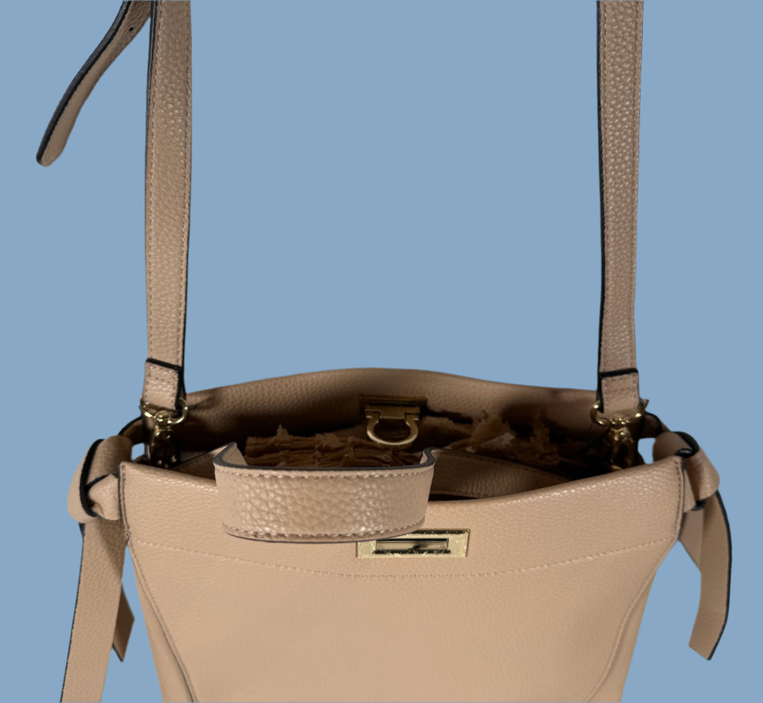 Sac à main en similicuir rose Nanette Lepore – Fermeture à boucle dorée