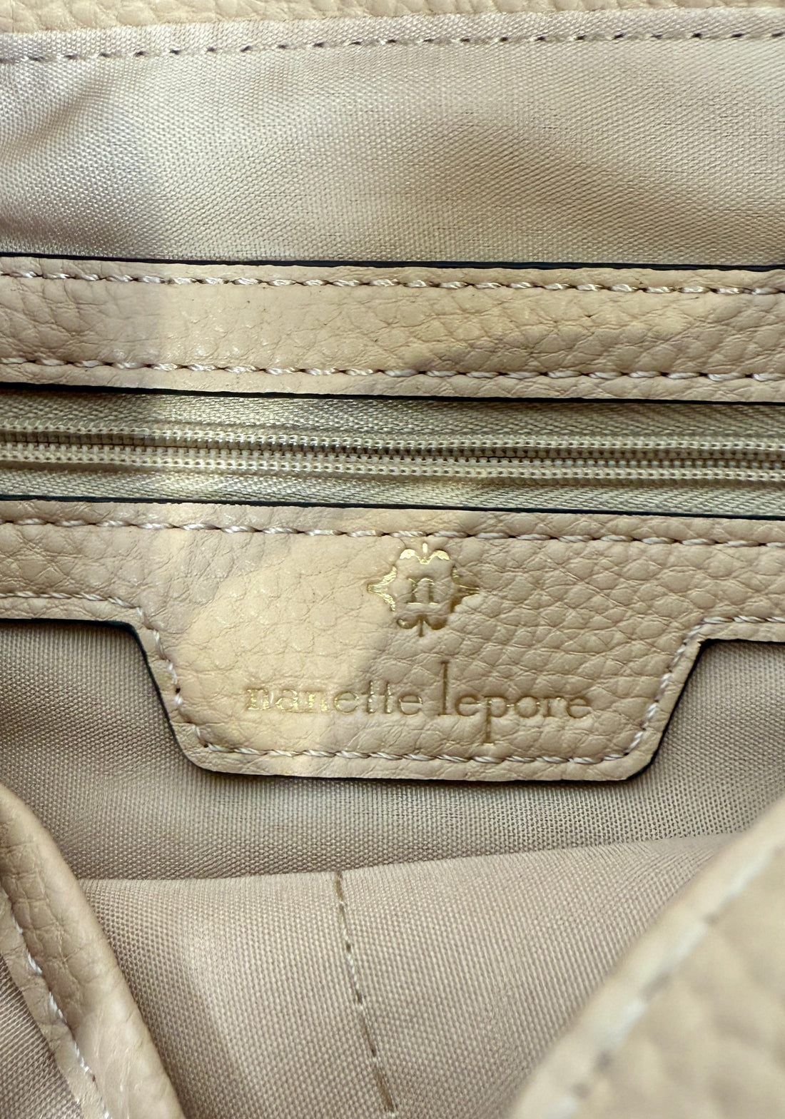 Sac à main en similicuir rose Nanette Lepore – Fermeture à boucle dorée