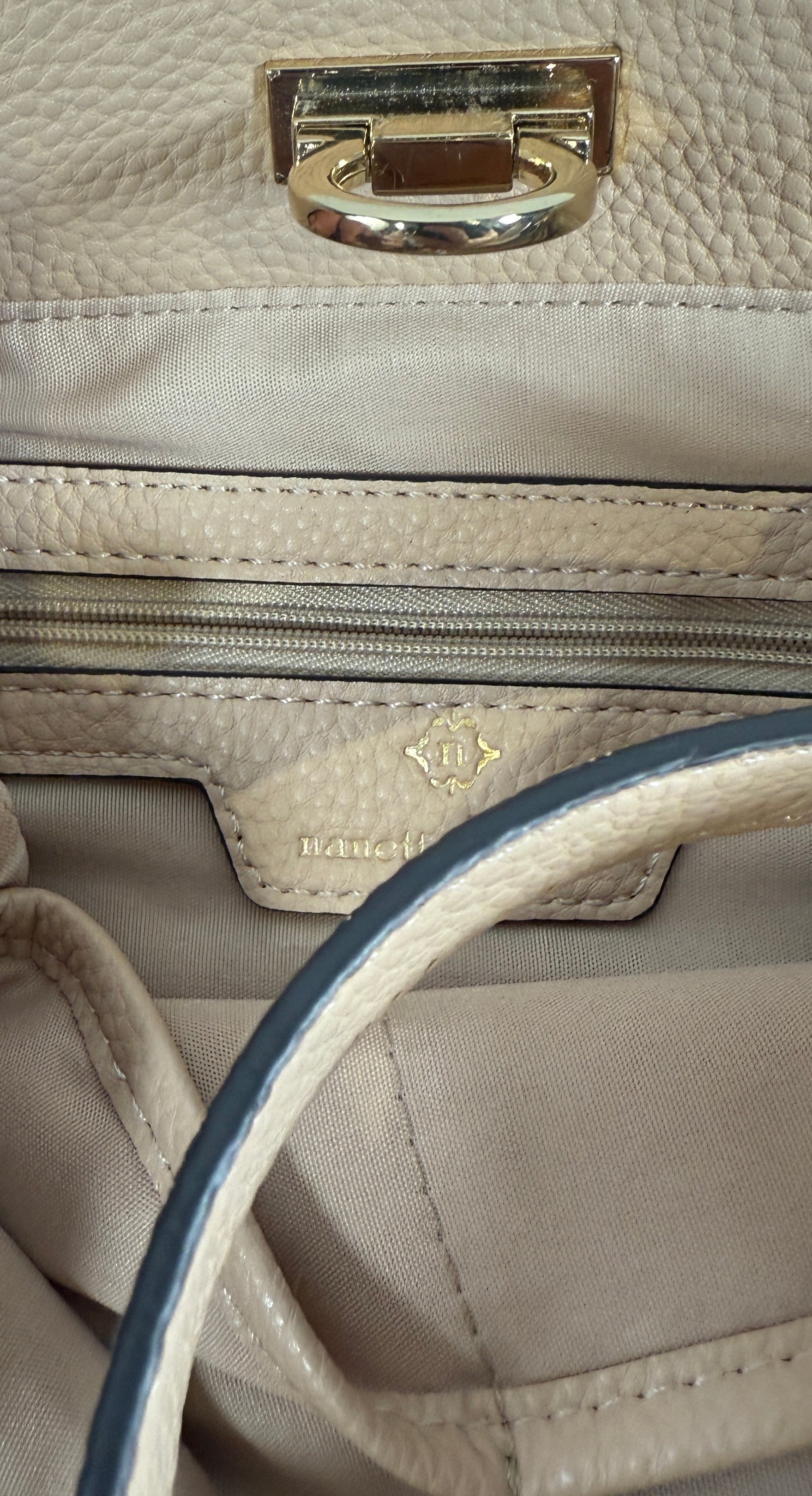 Sac à main en similicuir rose Nanette Lepore – Fermeture à boucle dorée