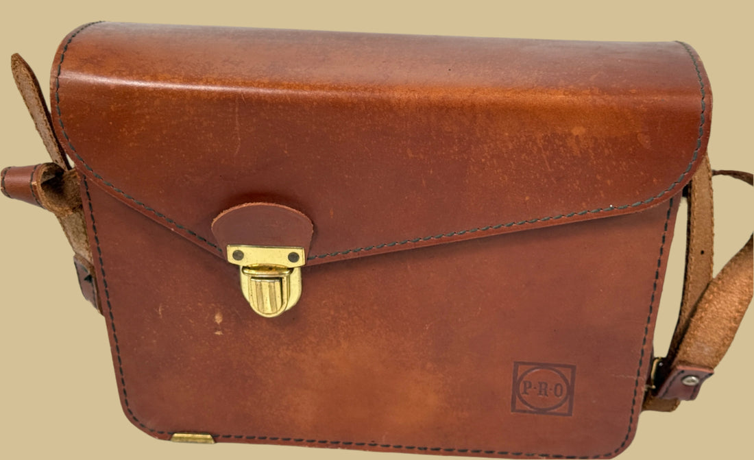 Sac cartable vintage en cuir – Intérieur en velours, ferrures en laiton – Logo PRO – Bandoulière réglable