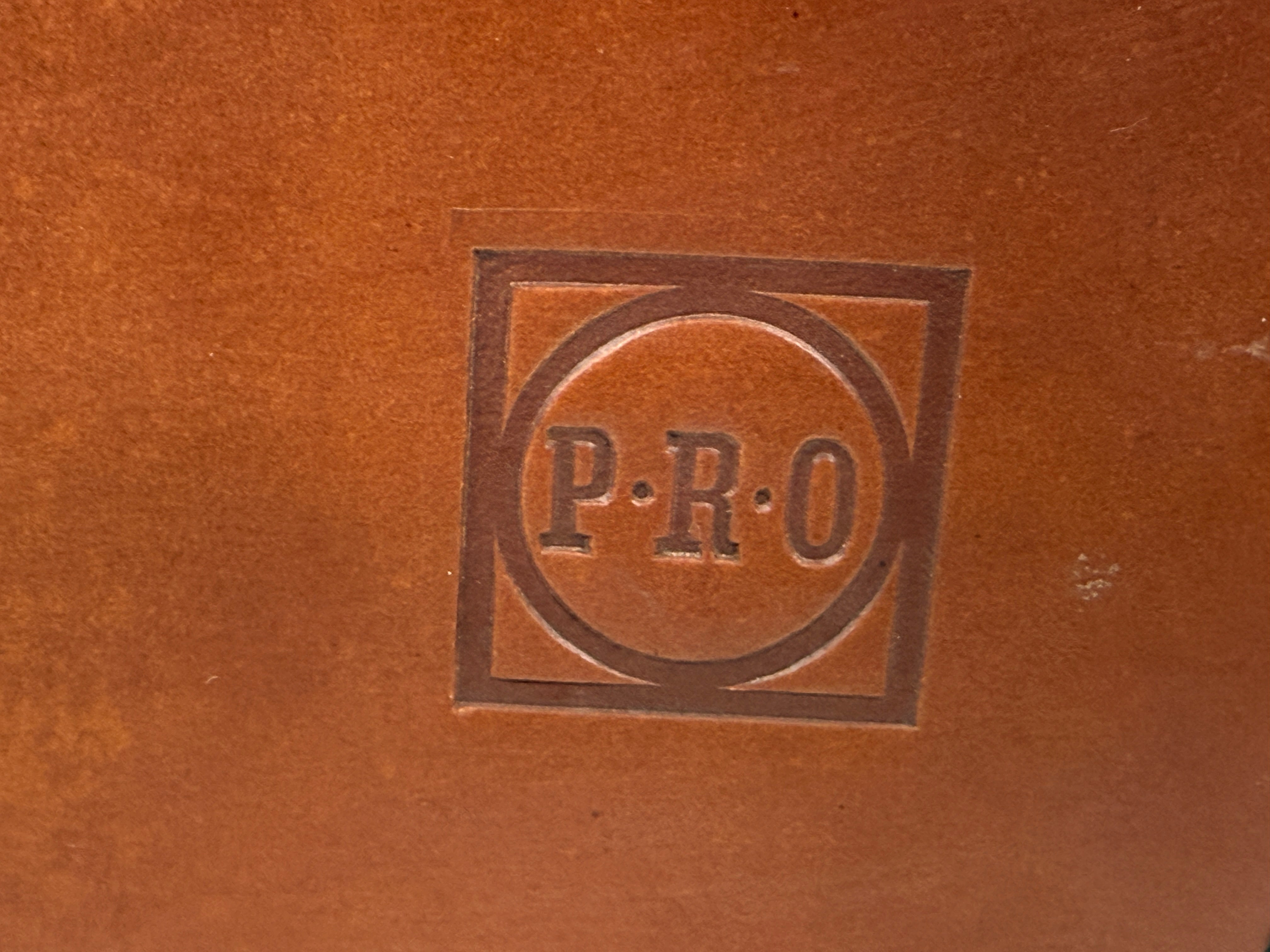 Sac cartable vintage en cuir – Intérieur en velours, ferrures en laiton – Logo PRO – Bandoulière réglable