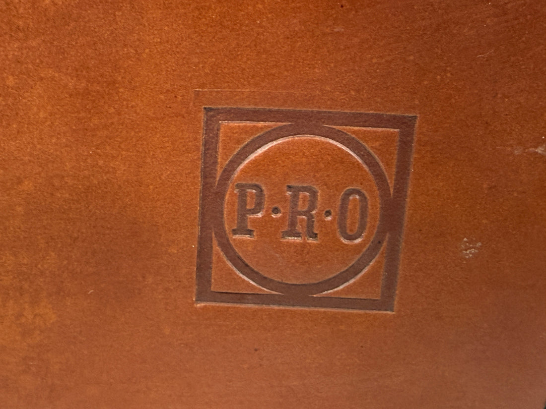 Sac cartable vintage en cuir – Intérieur en velours, ferrures en laiton – Logo PRO – Bandoulière réglable