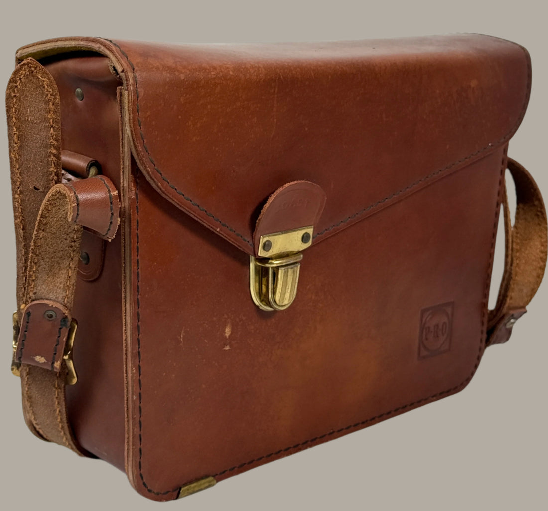 Sac cartable vintage en cuir – Intérieur en velours, ferrures en laiton – Logo PRO – Bandoulière réglable