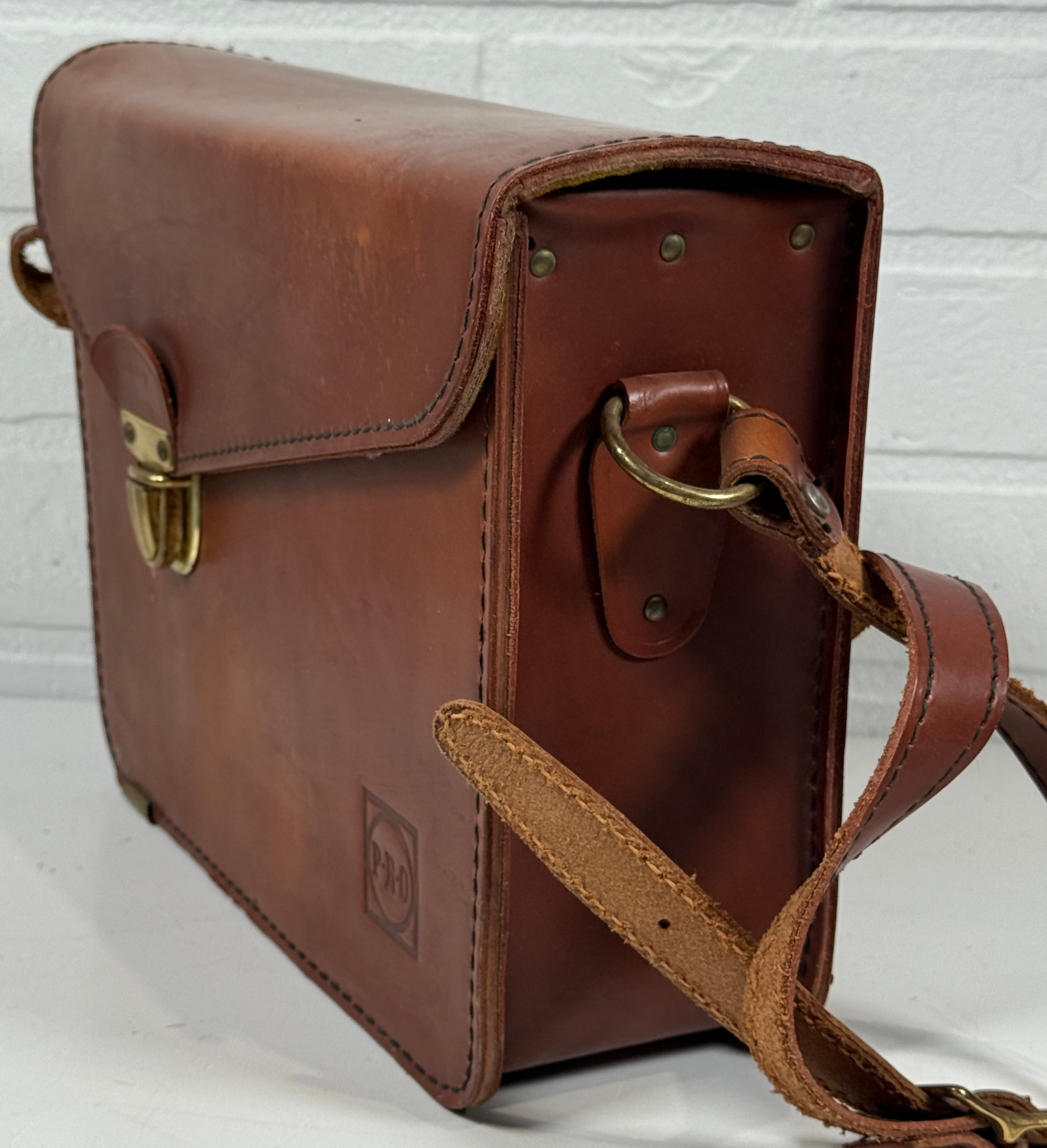 Sac cartable vintage en cuir – Intérieur en velours, ferrures en laiton – Logo PRO – Bandoulière réglable
