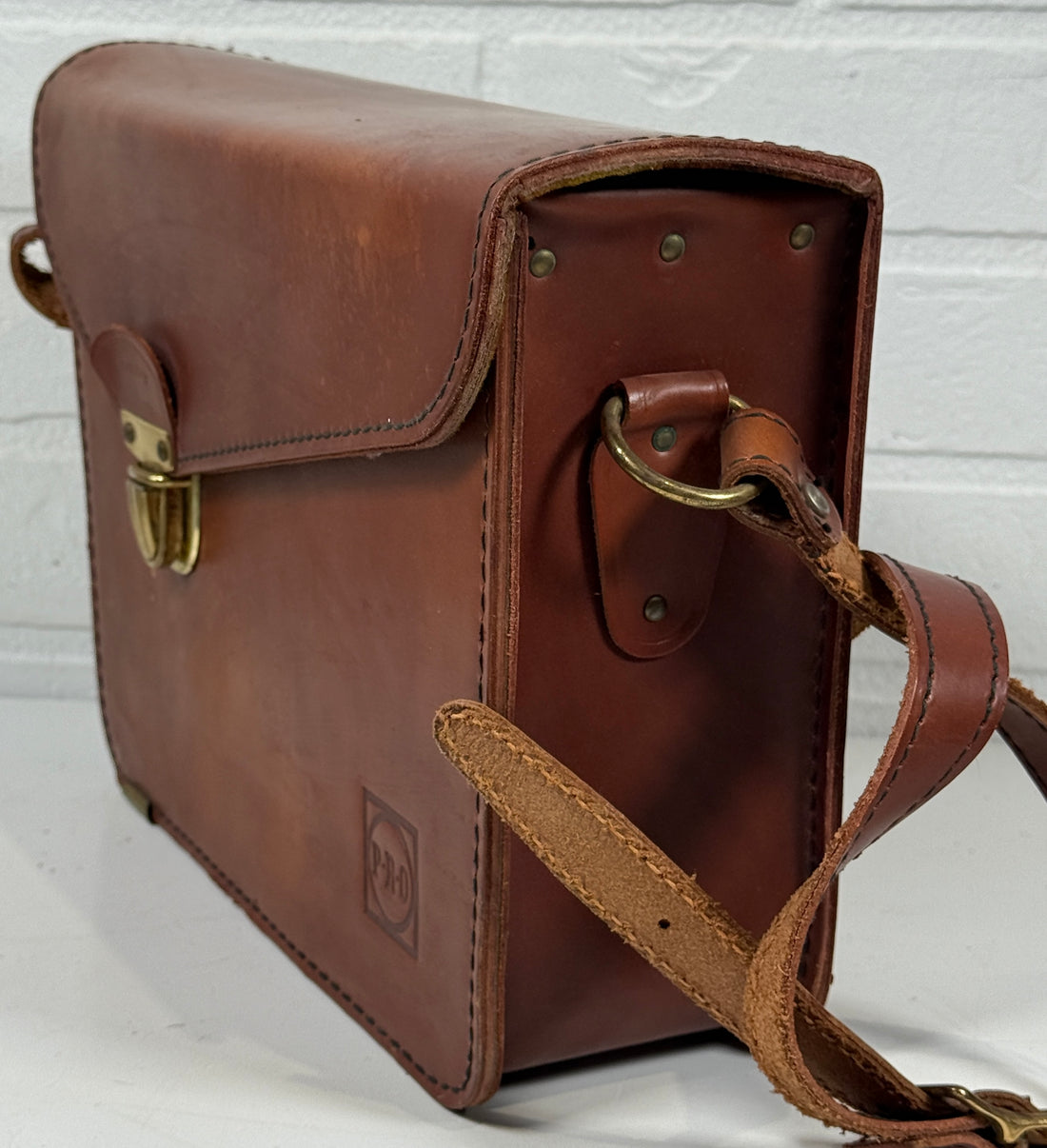 Sac cartable vintage en cuir – Intérieur en velours, ferrures en laiton – Logo PRO – Bandoulière réglable