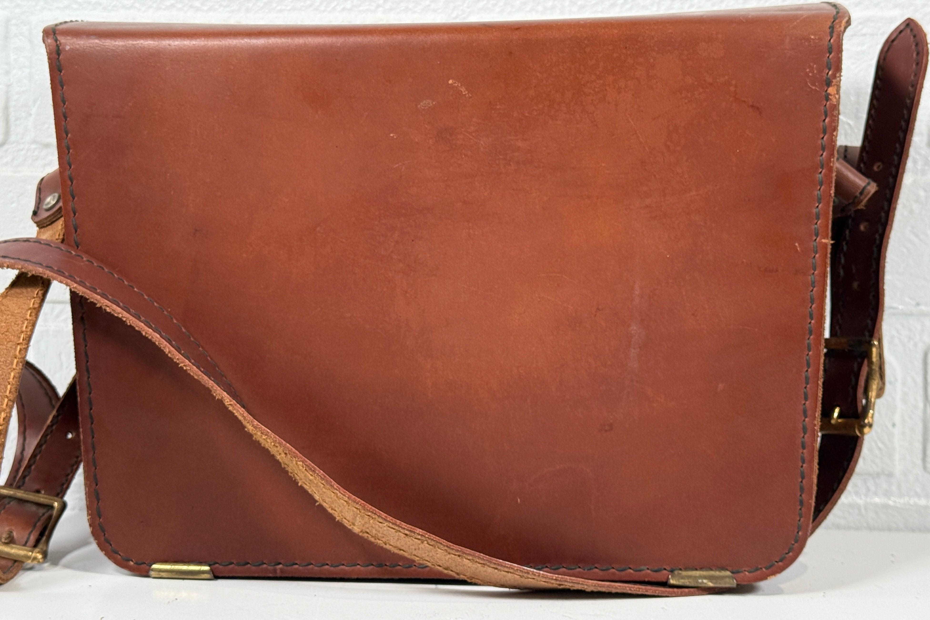 Sac cartable vintage en cuir – Intérieur en velours, ferrures en laiton – Logo PRO – Bandoulière réglable