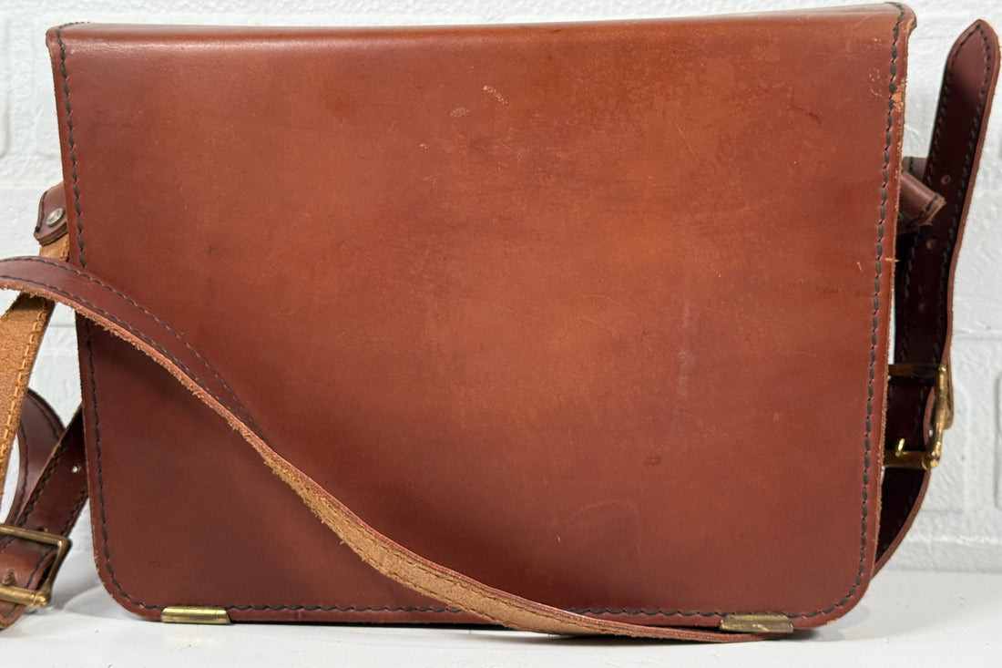 Sac cartable vintage en cuir – Intérieur en velours, ferrures en laiton – Logo PRO – Bandoulière réglable