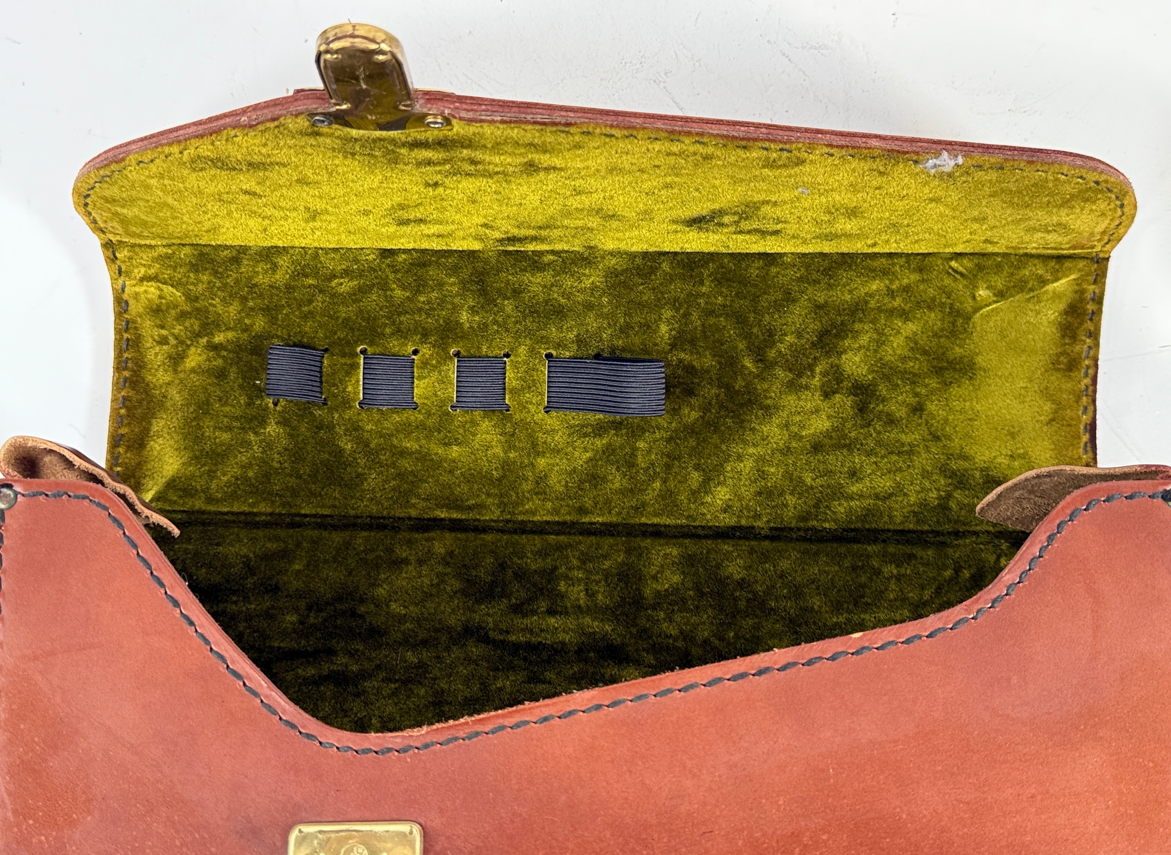 Sac cartable vintage en cuir – Intérieur en velours, ferrures en laiton – Logo PRO – Bandoulière réglable
