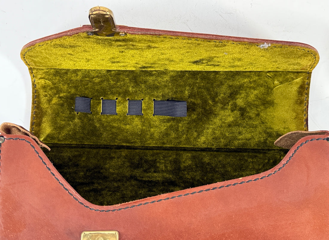 Sac cartable vintage en cuir – Intérieur en velours, ferrures en laiton – Logo PRO – Bandoulière réglable
