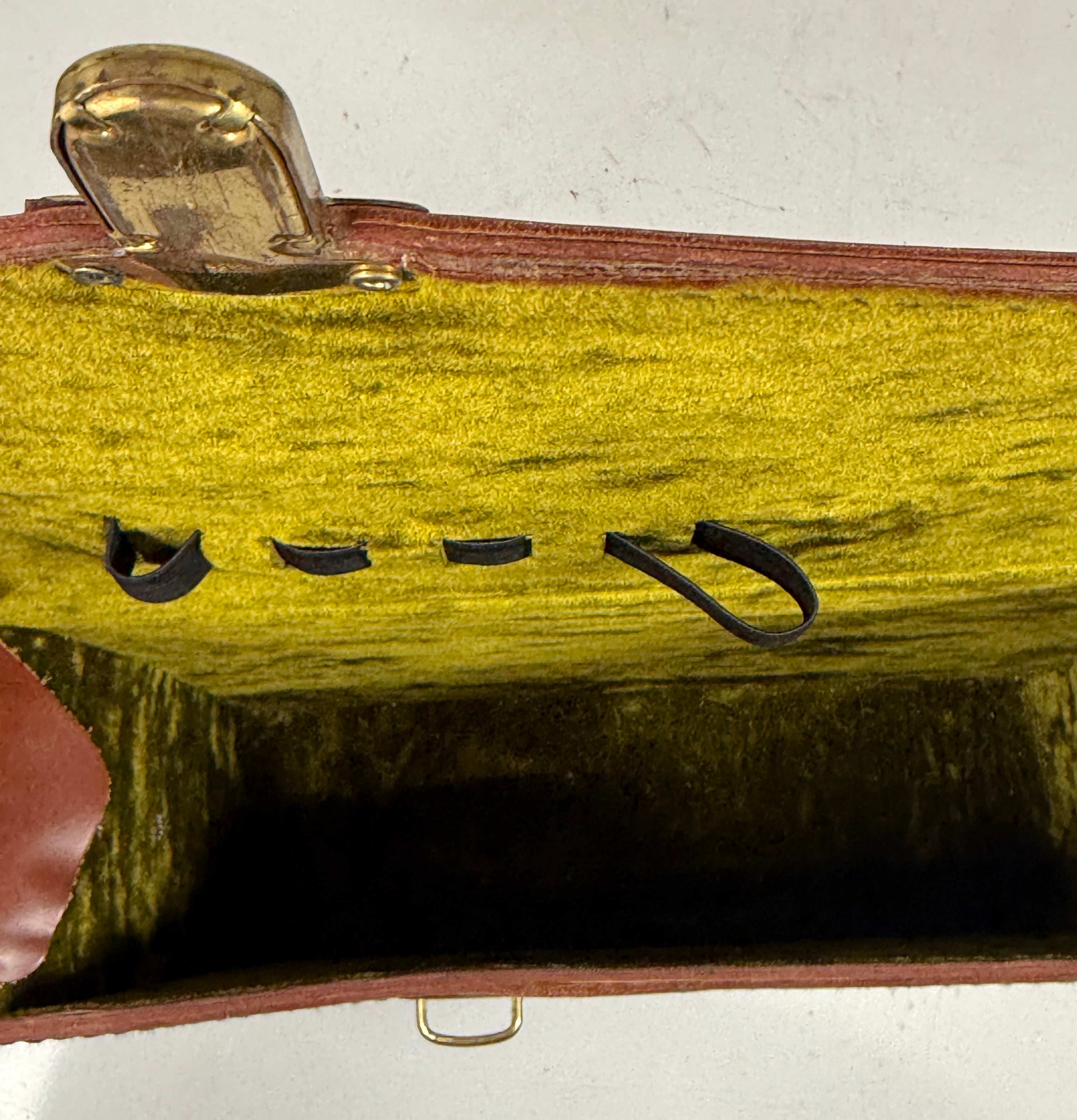 Sac cartable vintage en cuir – Intérieur en velours, ferrures en laiton – Logo PRO – Bandoulière réglable