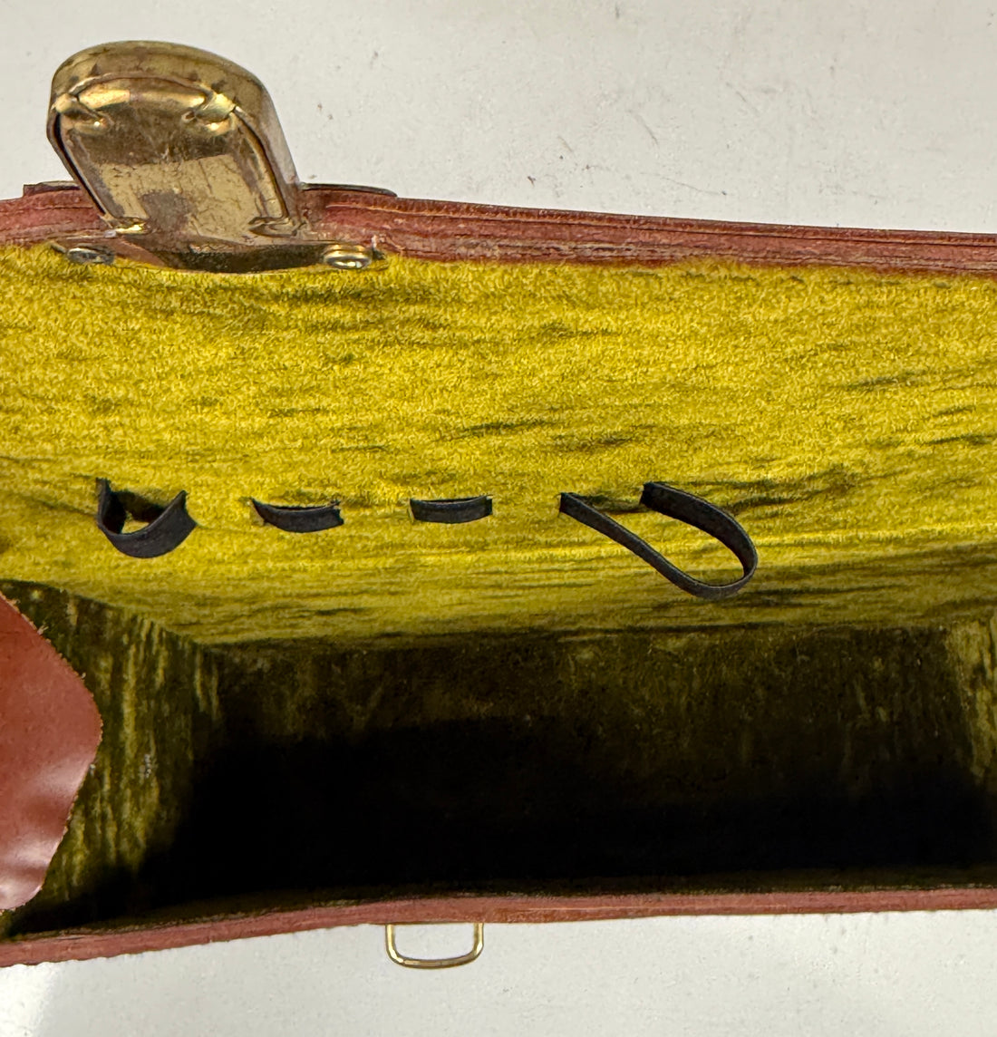 Sac cartable vintage en cuir – Intérieur en velours, ferrures en laiton – Logo PRO – Bandoulière réglable