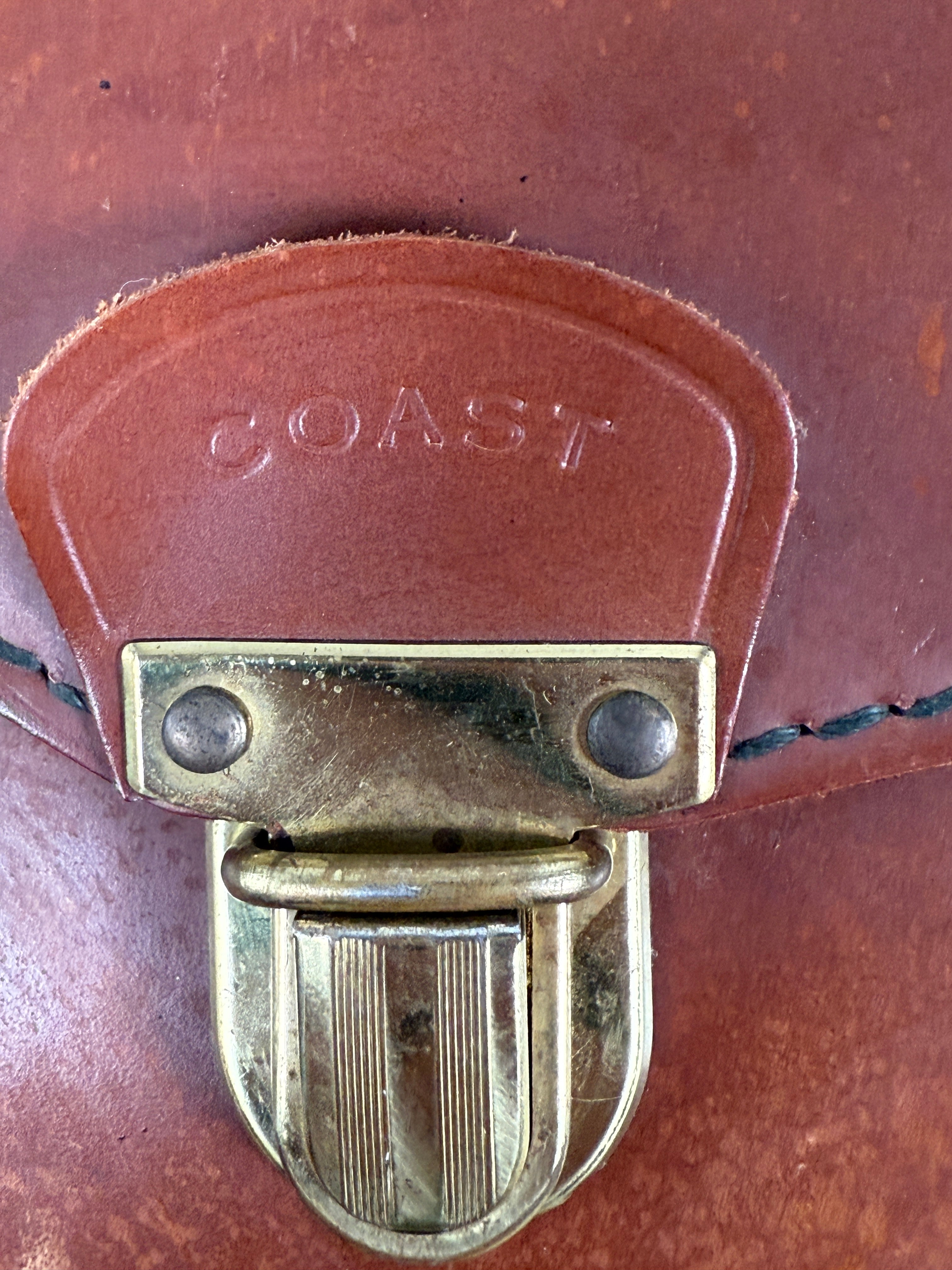 Sac cartable vintage en cuir – Intérieur en velours, ferrures en laiton – Logo PRO – Bandoulière réglable