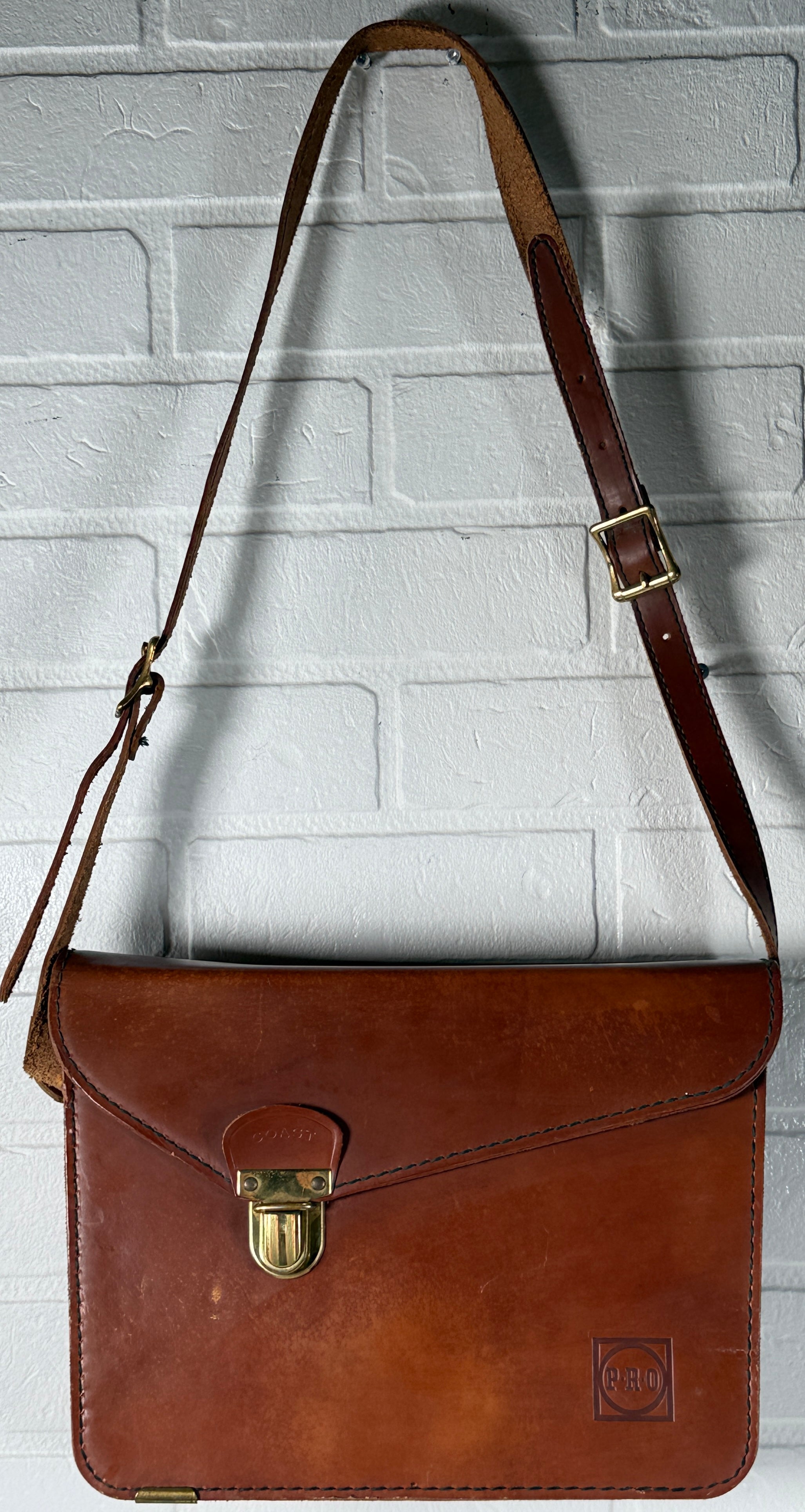 Sac cartable vintage en cuir – Intérieur en velours, ferrures en laiton – Logo PRO – Bandoulière réglable