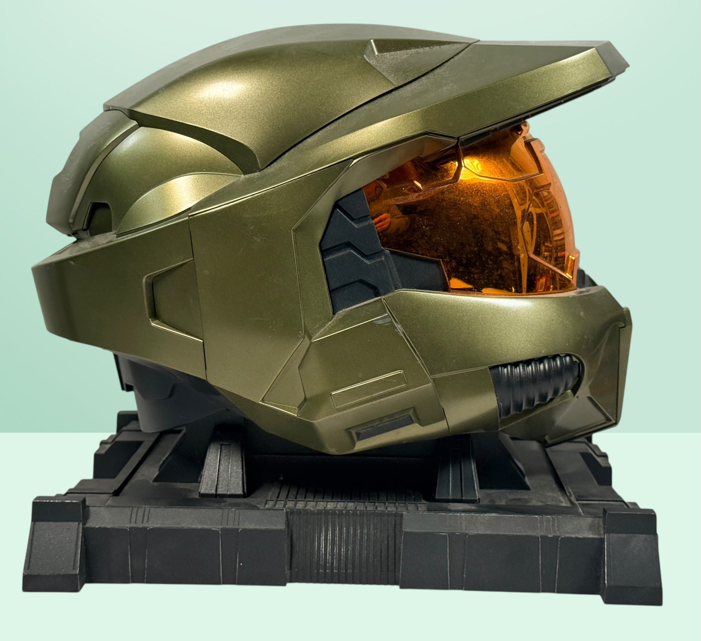 Halo 3 Legendary Edition Master Chief helmet display replica with stand. Official 2007 collector’s item, great gamer décor collectible, no game included.