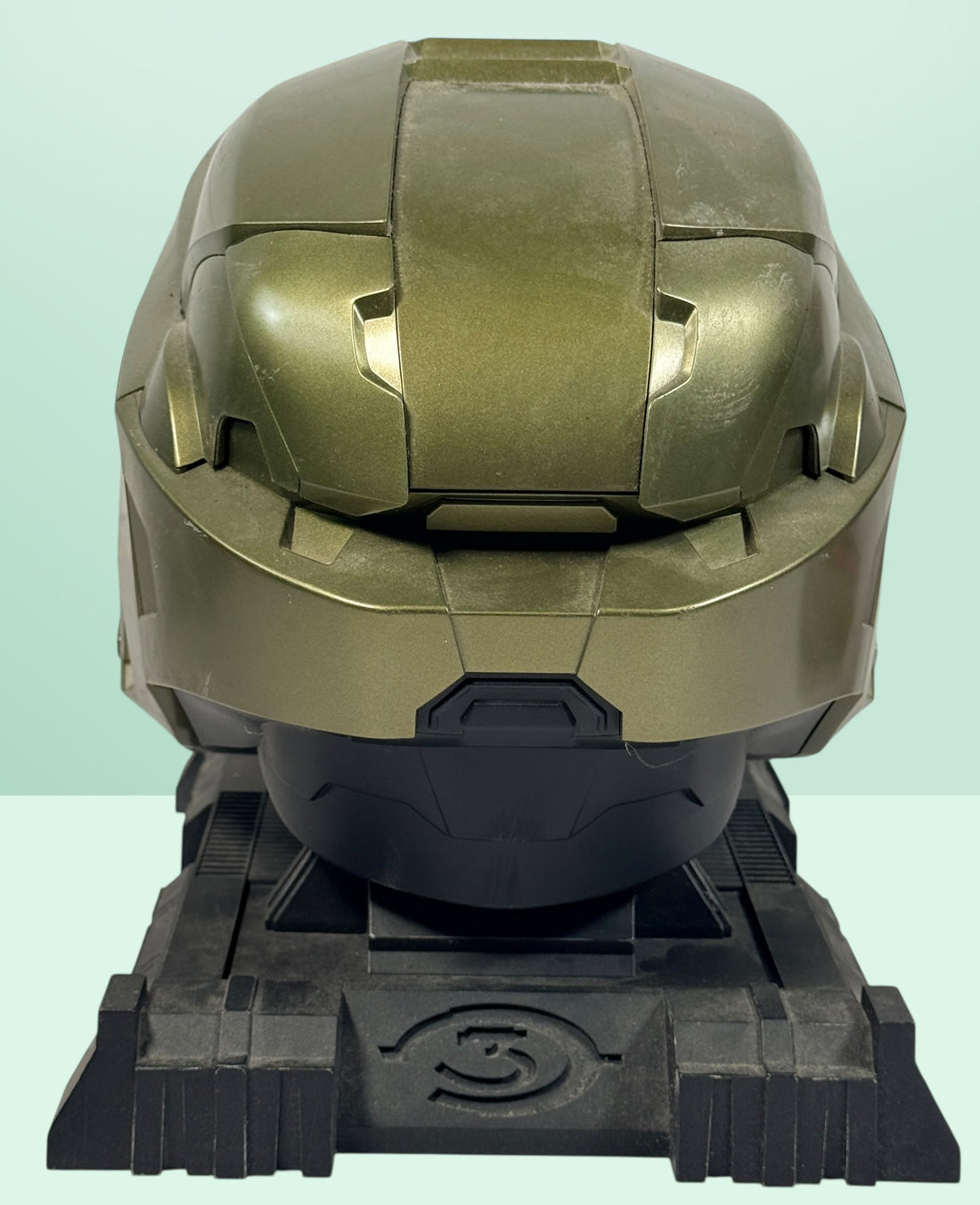Halo 3 Legendary Edition Master Chief helmet display replica with stand. Official 2007 collector’s item, great gamer décor collectible, no game included.
