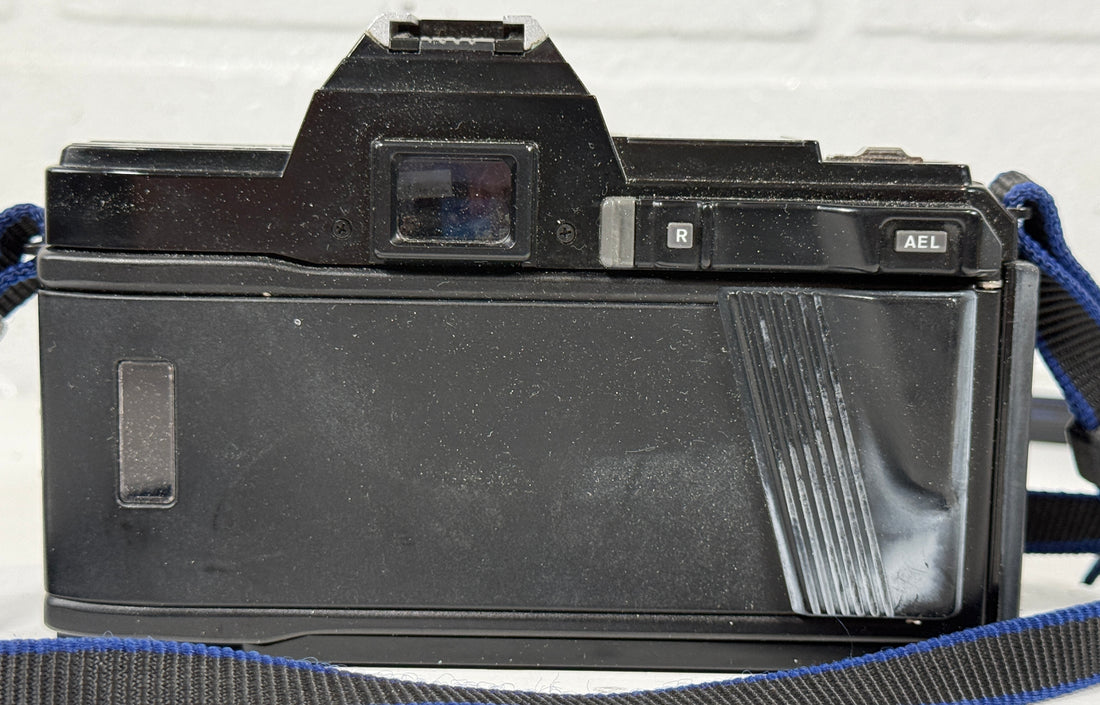 Appareil photo reflex Minolta Maxxum 7000 35 mm avec objectif AF 50 mm f/1,7 + étui en cuir Minolta d'origine – Non testé