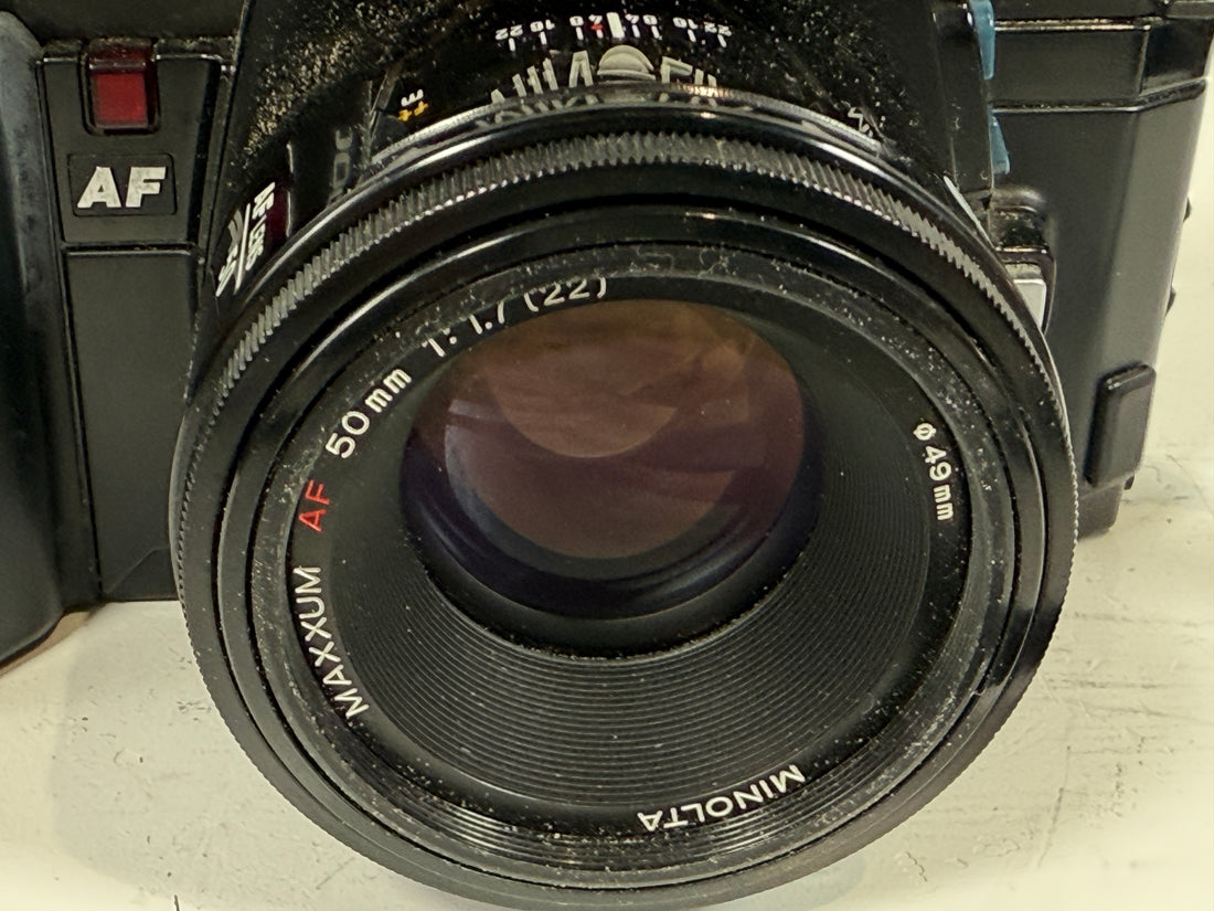 Appareil photo reflex Minolta Maxxum 7000 35 mm avec objectif AF 50 mm f/1,7 + étui en cuir Minolta d'origine – Non testé