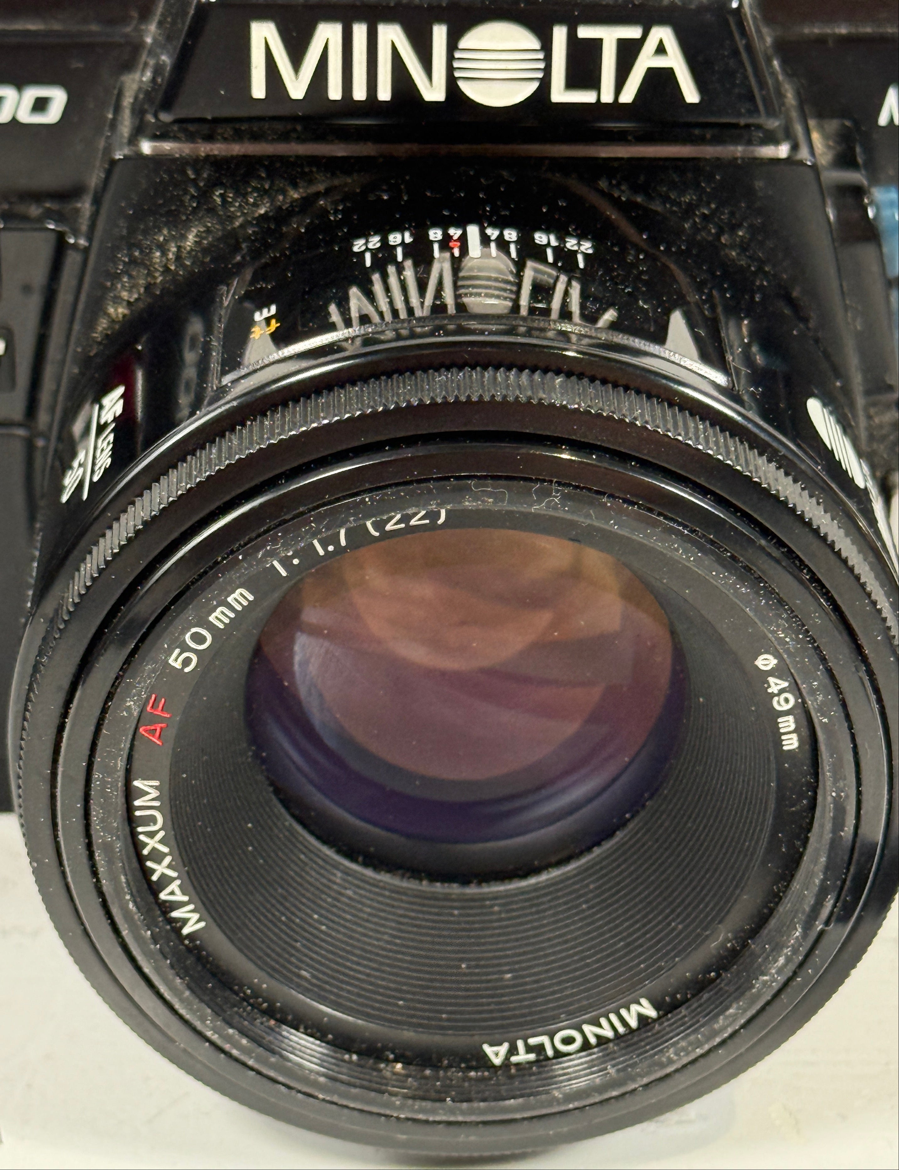 Appareil photo reflex Minolta Maxxum 7000 35 mm avec objectif AF 50 mm f/1,7 + étui en cuir Minolta d'origine – Non testé