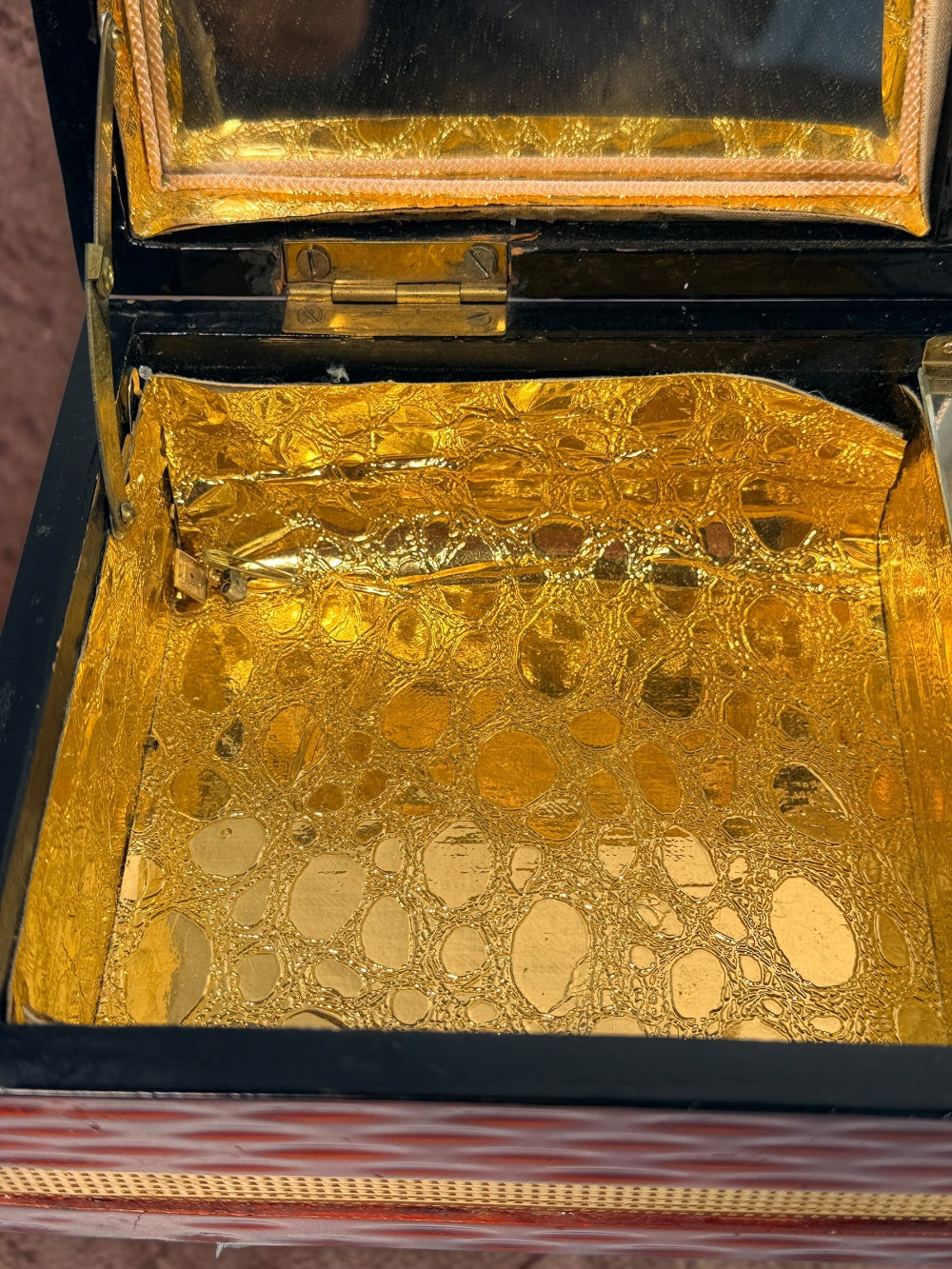 Vintage Japanese-style wooden musical jewelry box with ballerina, mirrors, gold interior and Mount Fuji landscape decoration. Unique mid-century décor.