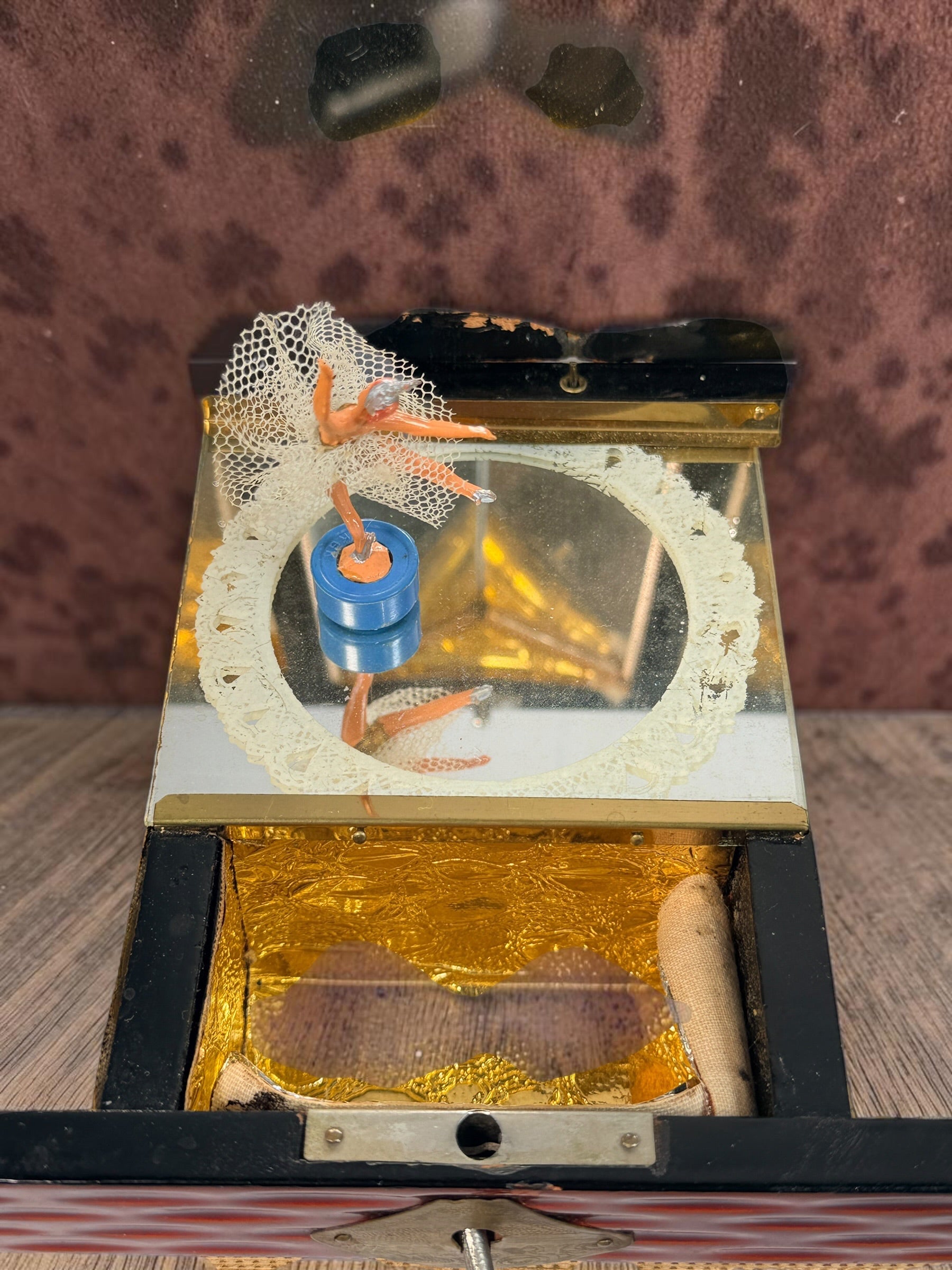 Vintage Japanese-style wooden musical jewelry box with ballerina, mirrors, gold interior and Mount Fuji landscape decoration. Unique mid-century décor.