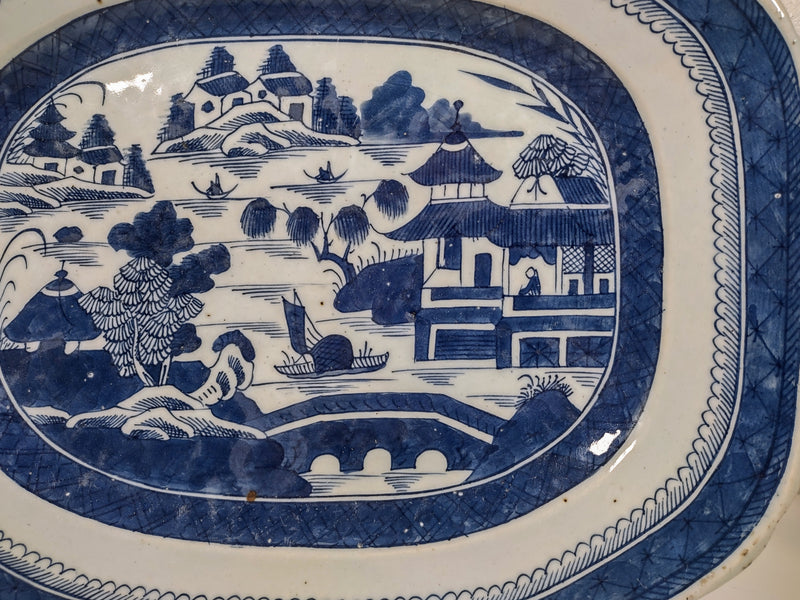 Plat d'exportation antique en porcelaine chinoise de Canton bleu